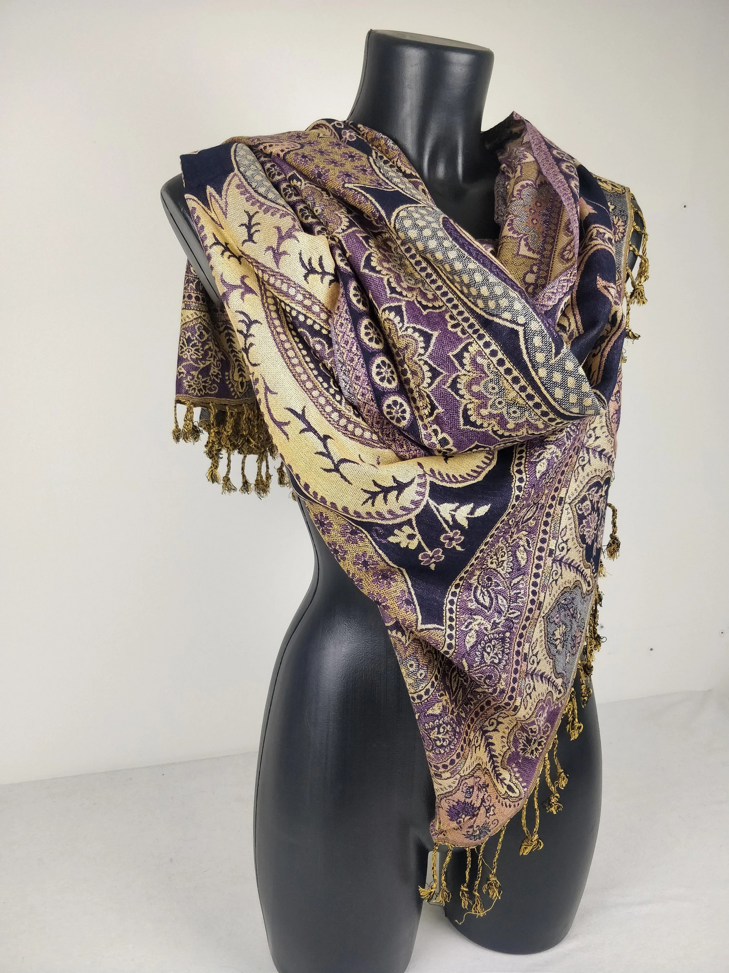 Pashmina vintage Hantra en viscose. Echarpe réversible aux motifs paisley violet.