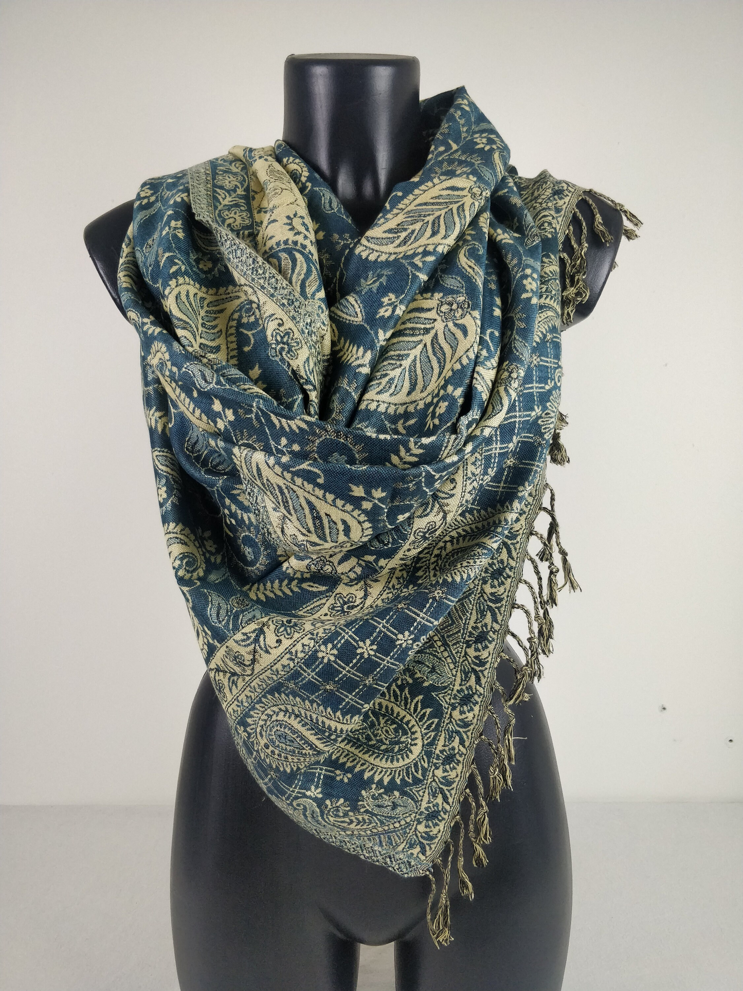 Pashmina Asoha réversible en viscose. Echarpe aux motifs paisley bleu et crème.