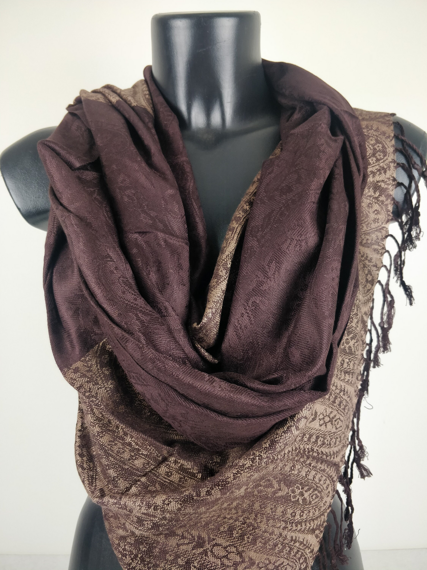 Pashmina Vaisana en viscose. Echarpe bicolore avec motifs paisley marron.