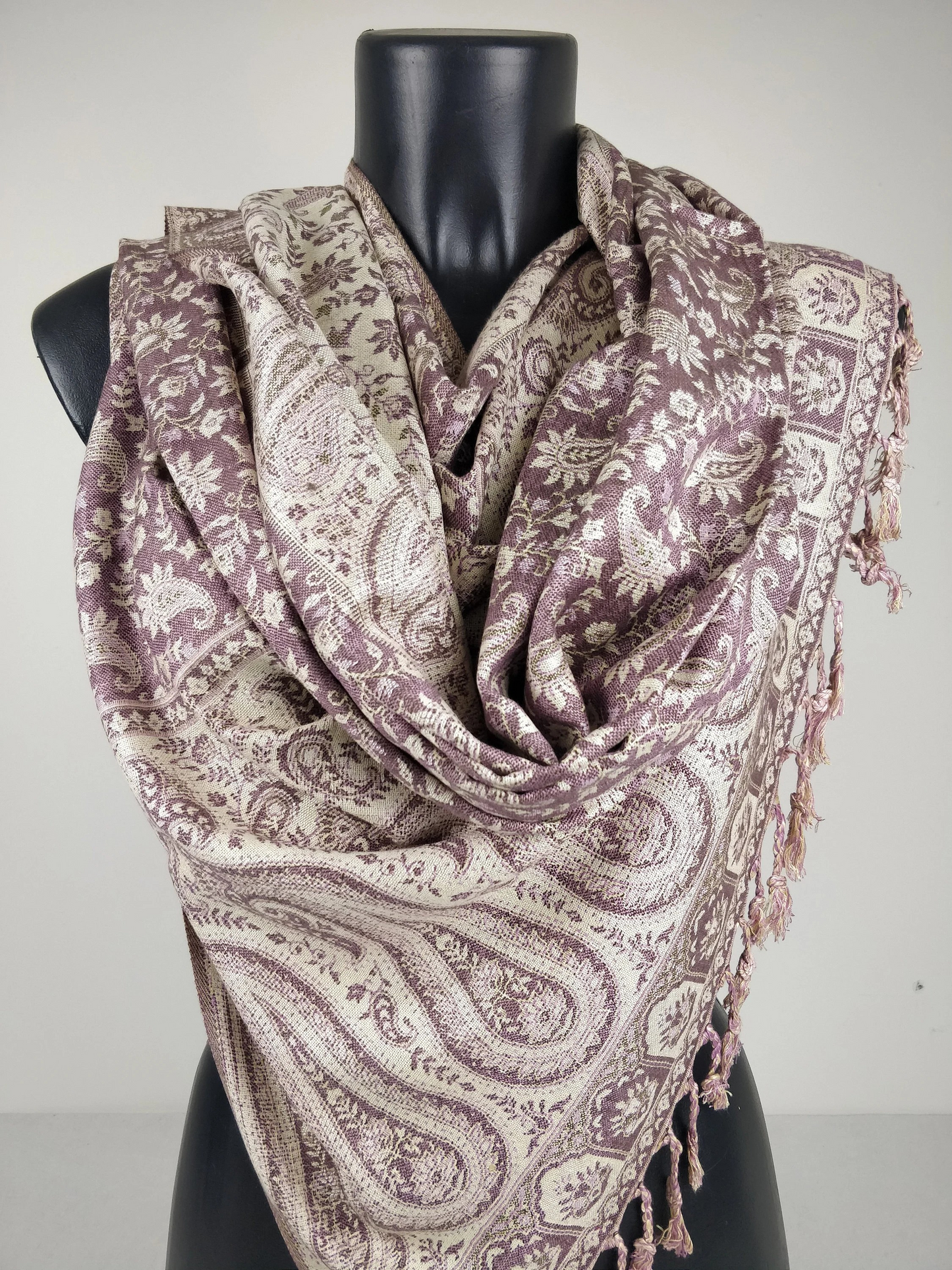 Pashmina réversible Sankya en viscose. Echarpe aux motifs paisley violet.