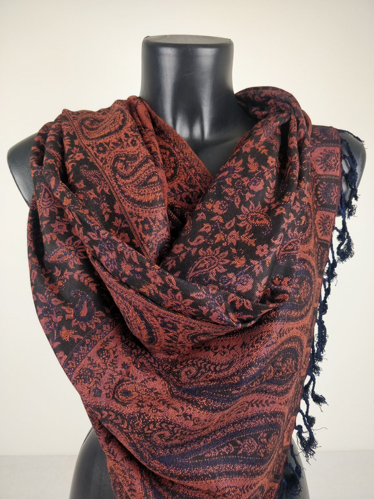 Sankya Wende-Pashmina aus Viskose. Braunes Paisley-Muster.