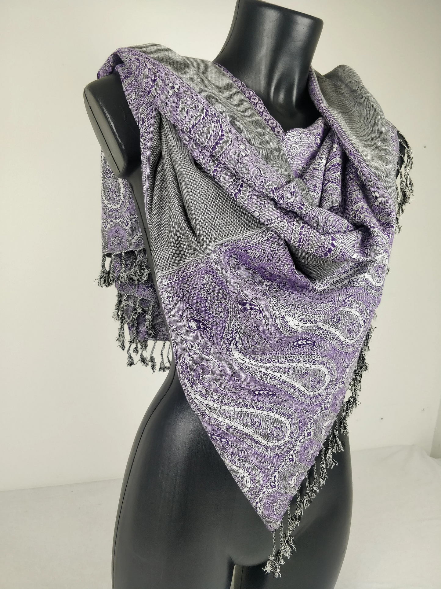 Pashmina Helak réversible en viscose. Echarpe motifs paisley violet et gris.