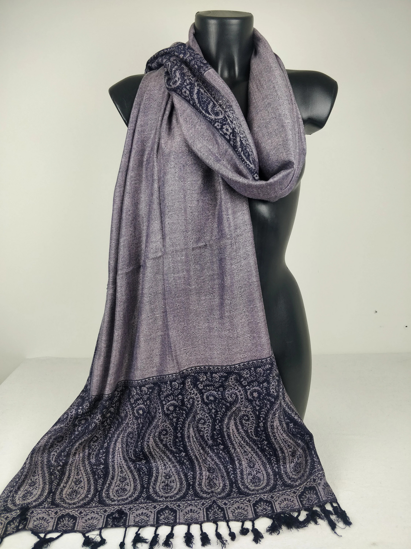 Pashmina Helak réversible en viscose. Echarpe motifs paisley bleu marine