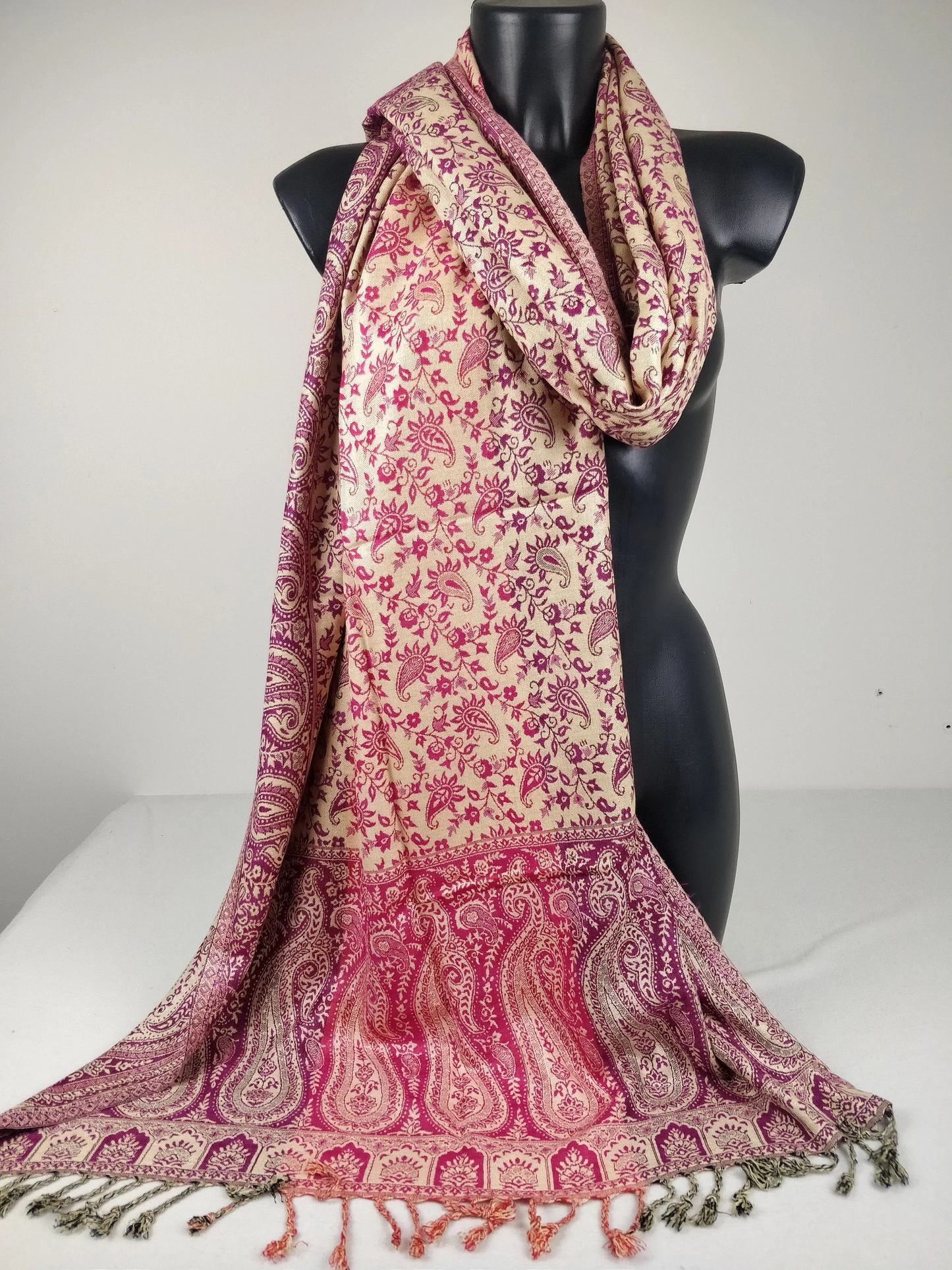 Mehrfarbiger Sankya Wende-Pashmina aus Viskose. Rosa und lila Paisley-Muster.