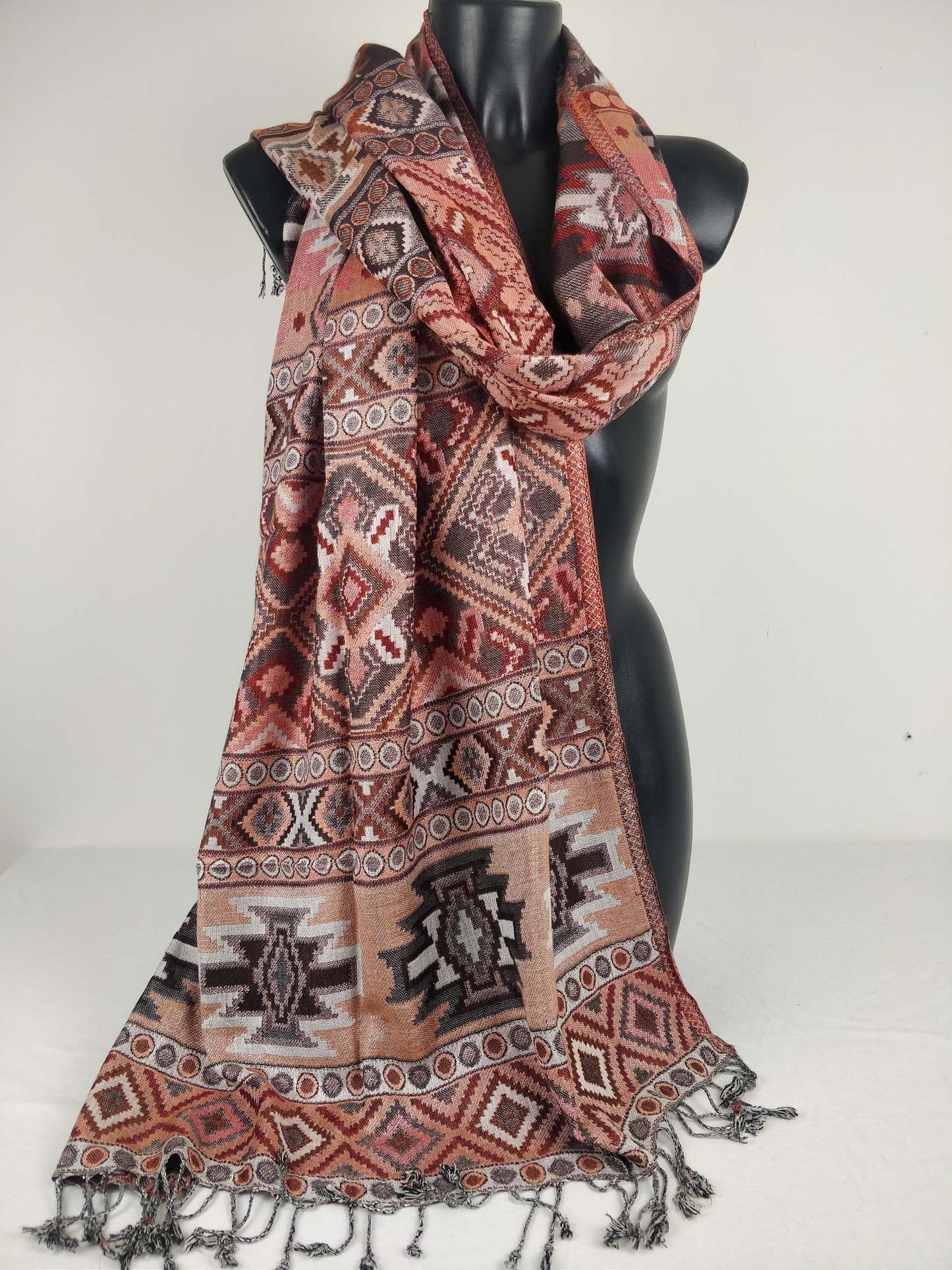 Pashmina Jyoti en viscose multicolore réversible. Echarpe motif inca, saumon et marron.