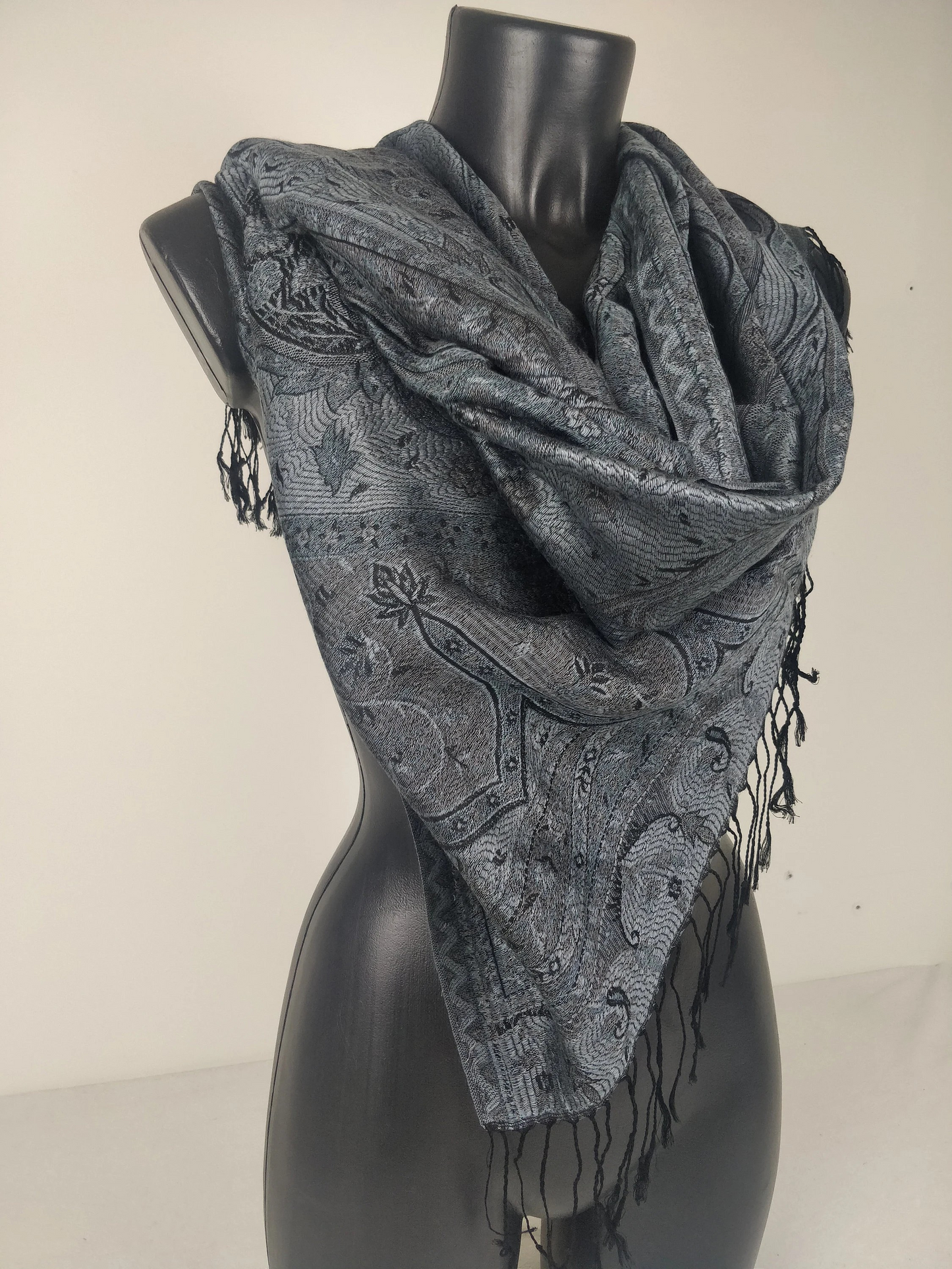 Wende-Mangal-Pashmina aus Modal/Seide. Schwarzes Paisley-Muster.