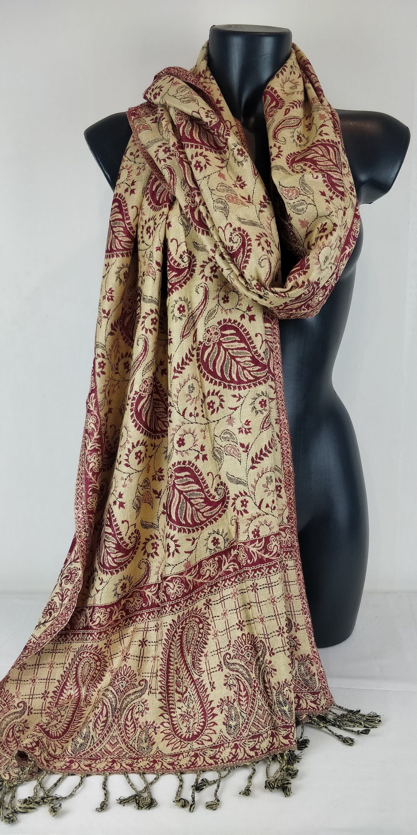 Pashmina Asoha réversible en viscose. Echarpe motif paisley fuchsia.