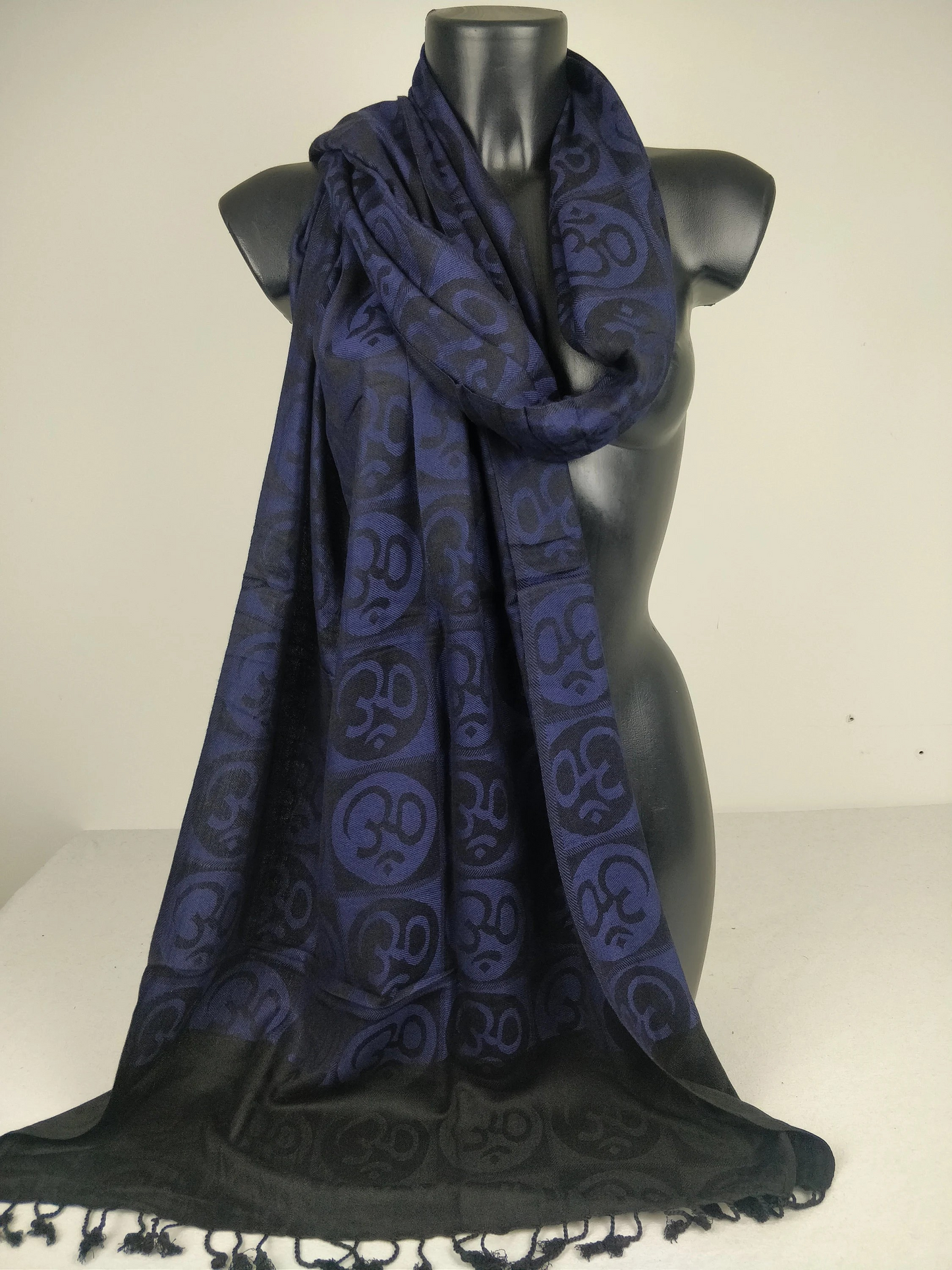 Wende-Pashmina Kharma aus Viskose. Blaue Ohm-Muster.