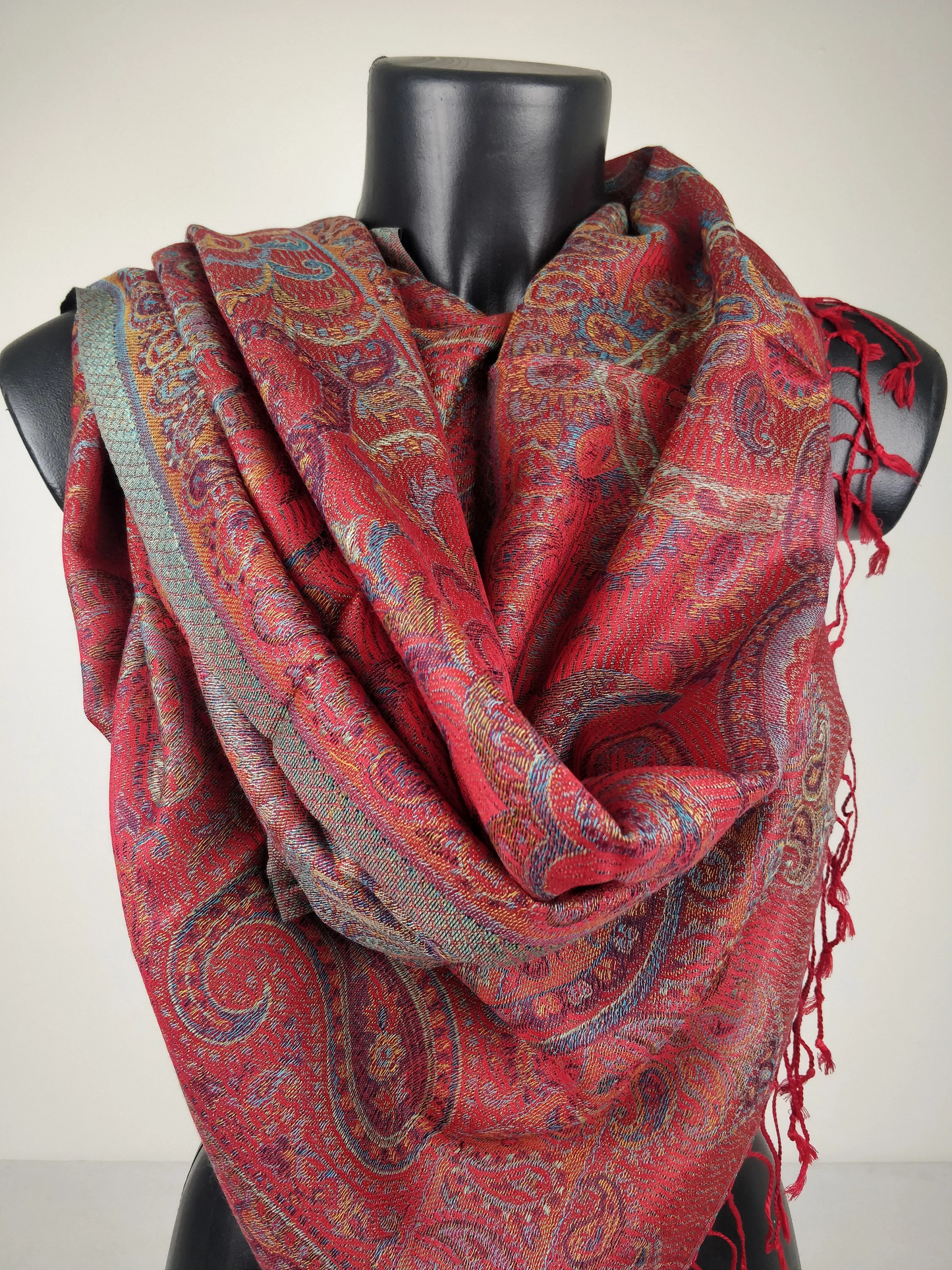 Pashmina Mangal réversible en modal / soie. Echarpe aux motifs paisley rouge.