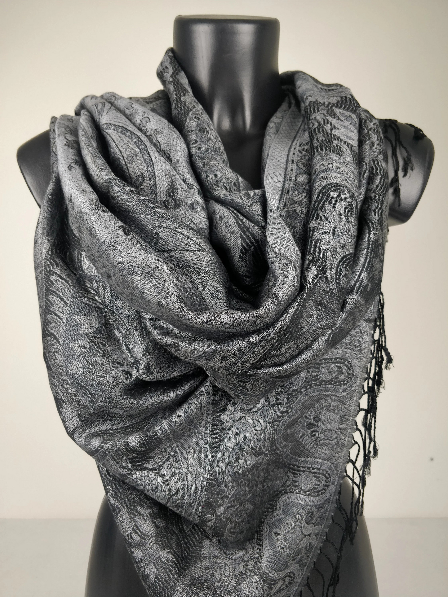 Pashmina Mangal réversible en modal / soie. Echarpe motif paisley noir.