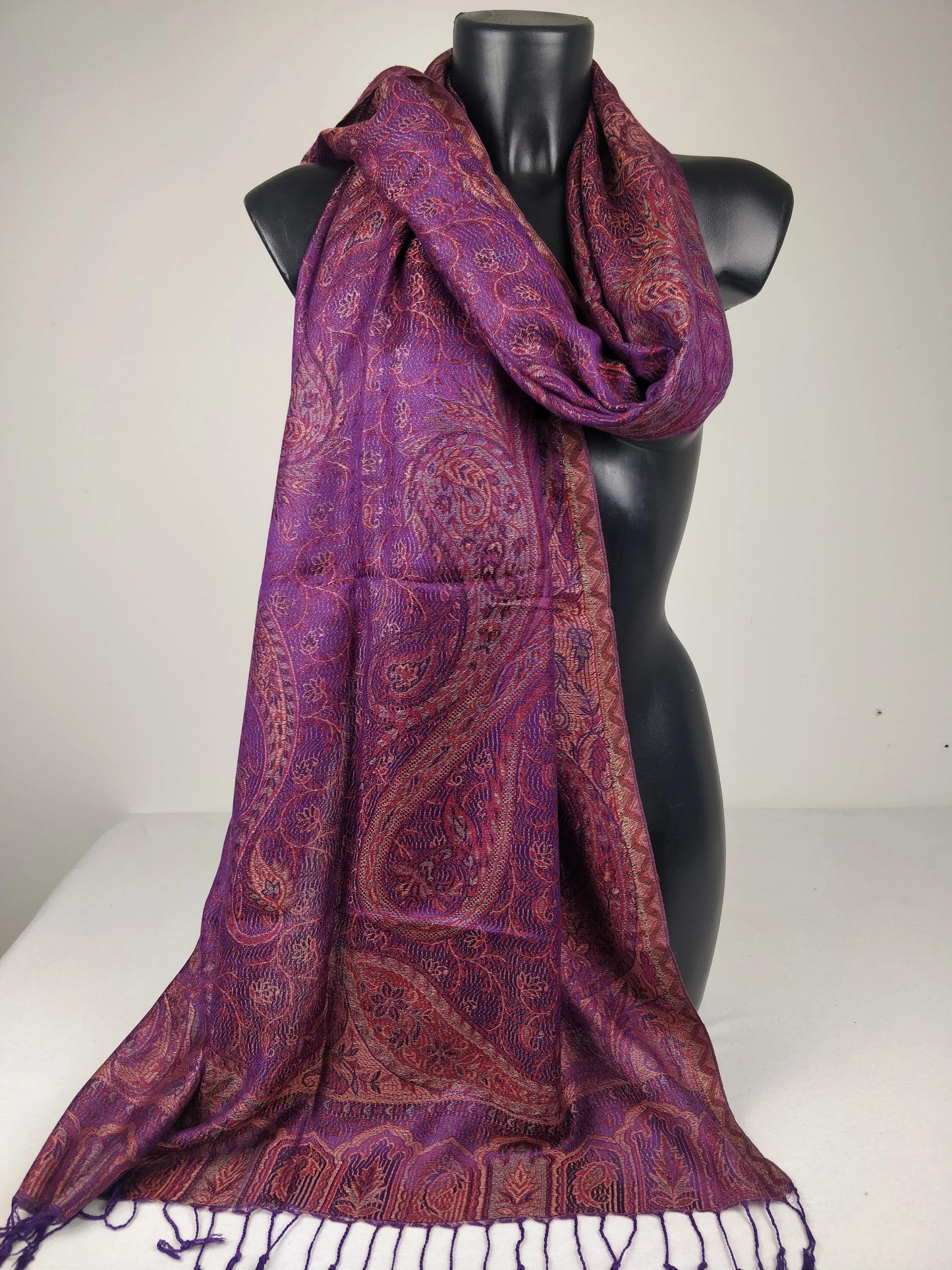 Pashmina Mangal réversible en modal / soie. Echarpe aux motifs paisley violet.