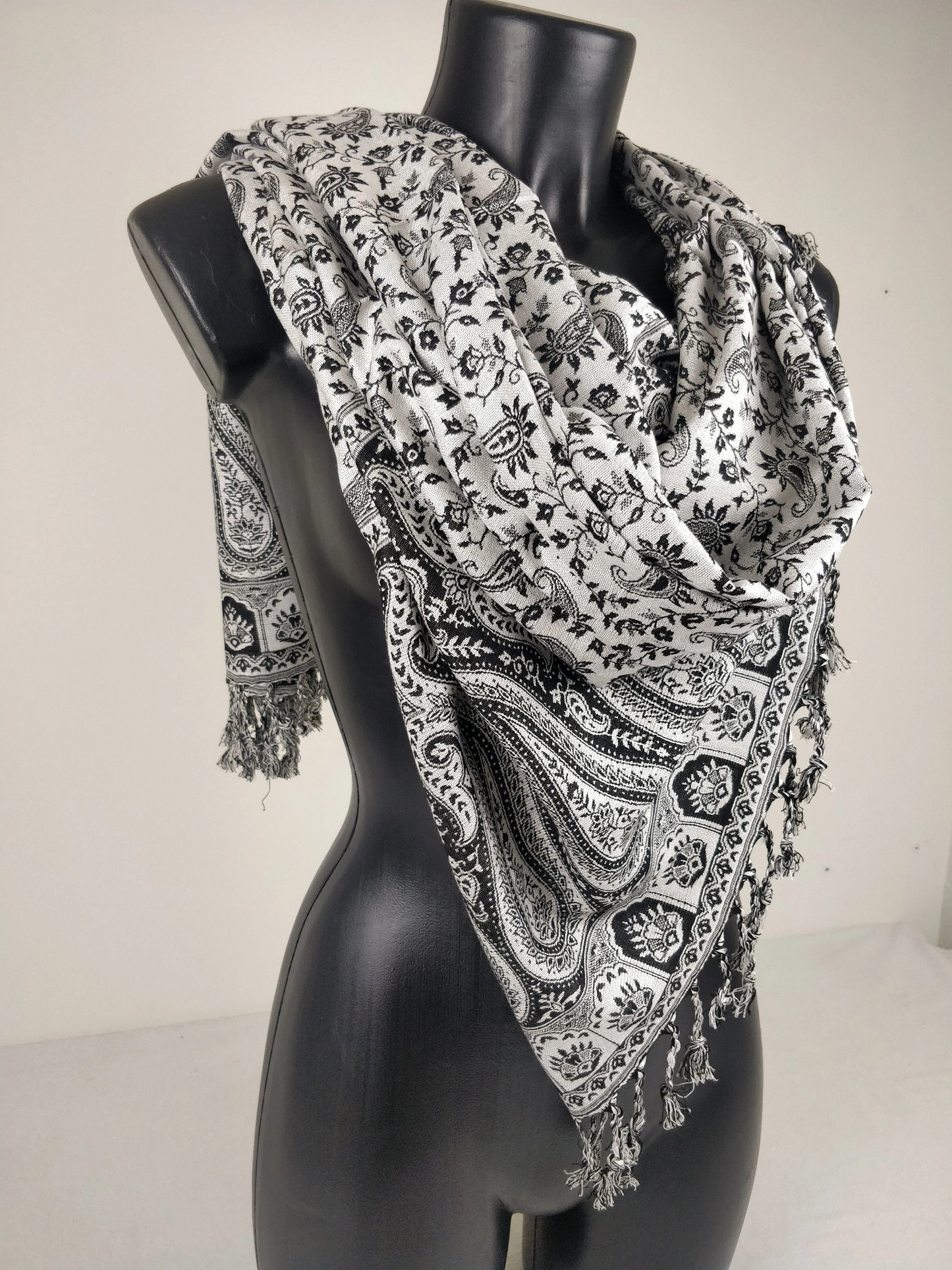 Pashmina réversible avec motifs paisley noirs et blancs, en viscose douce.