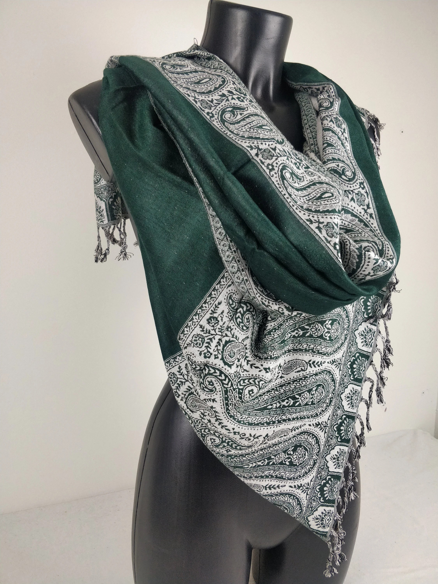 Pashmina Helak réversible en viscose. Echarpe motifs paisley vert et blanc.