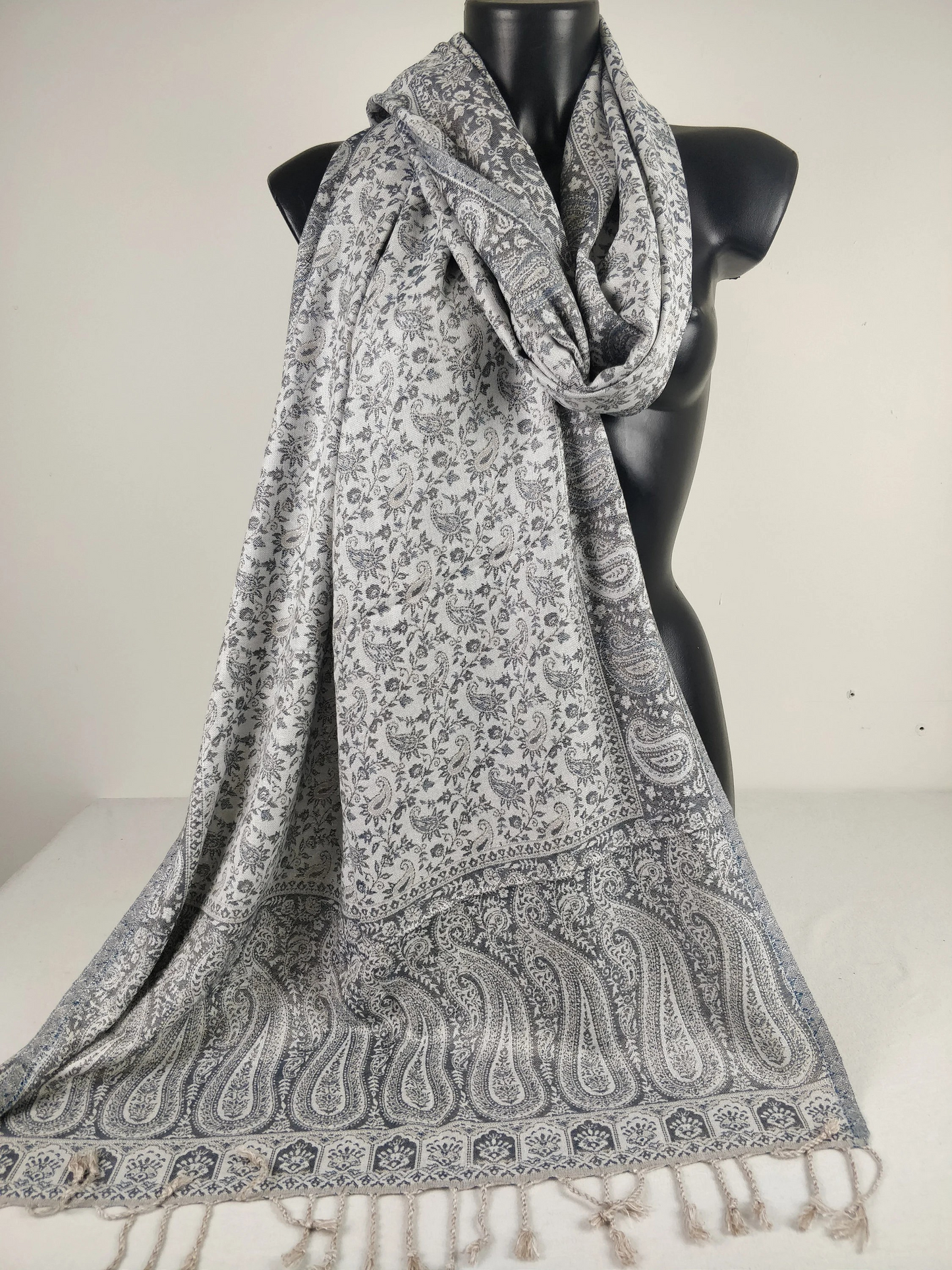 Sankya Wende-Pashmina aus Viskose. Weißer und grauer Schal mit Paisleymuster.