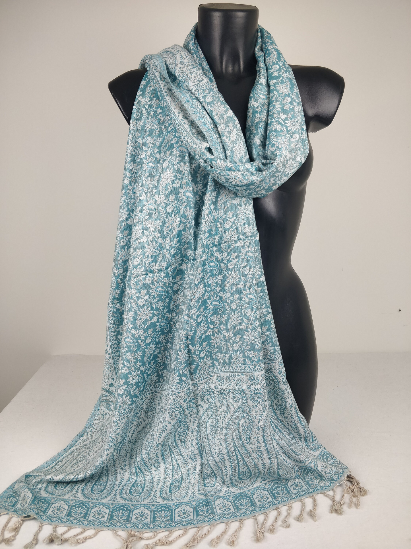 Sankya Wende-Pashmina aus Viskose. Blau-weißes Paisley-Muster.