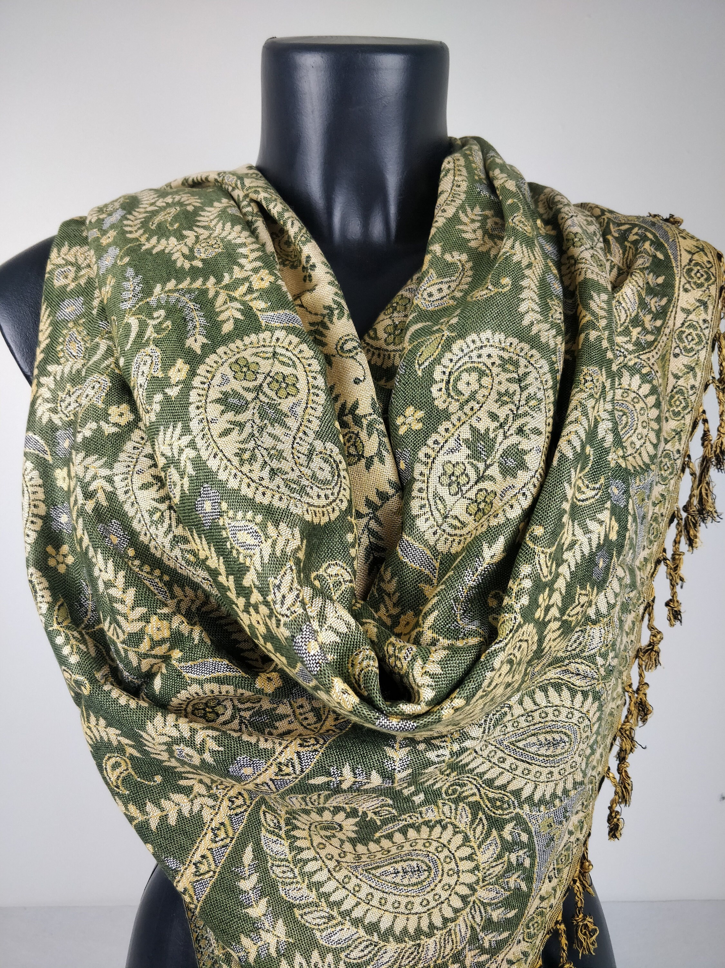 Pashmina Asoha réversible en viscose. Echarpe motif paisley vert et blanc.