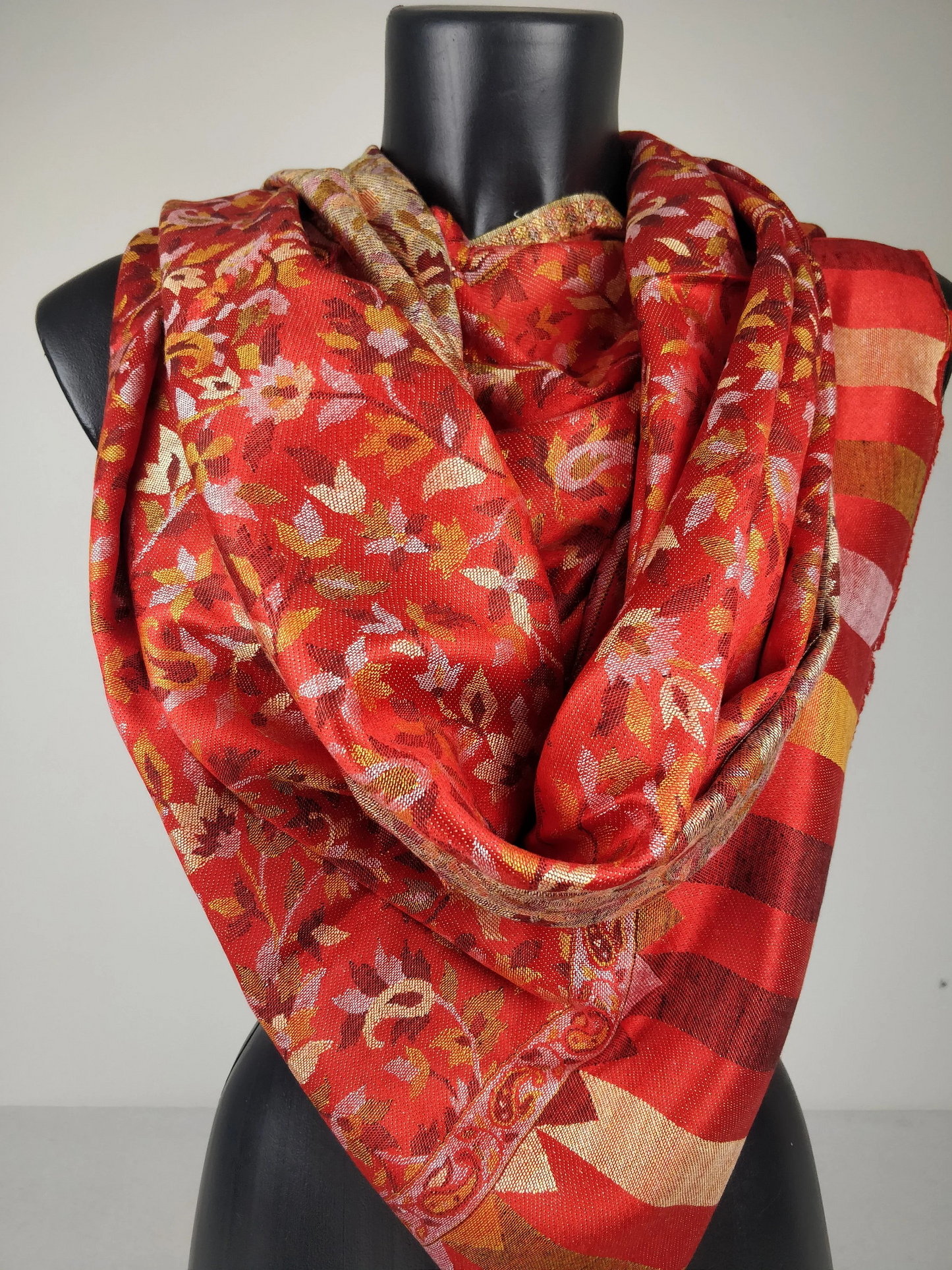 Wende-Pashmina Anjana aus Modal. Roter Schal mit Blumenmuster.