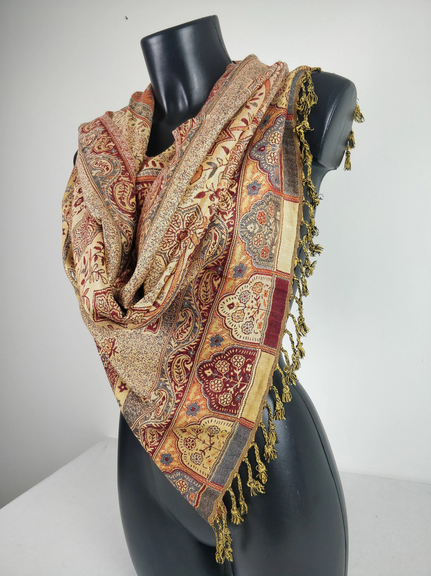 Pashmina vintage Hantra en viscose. Echarpe réversible aux motifs ethnique rouge.