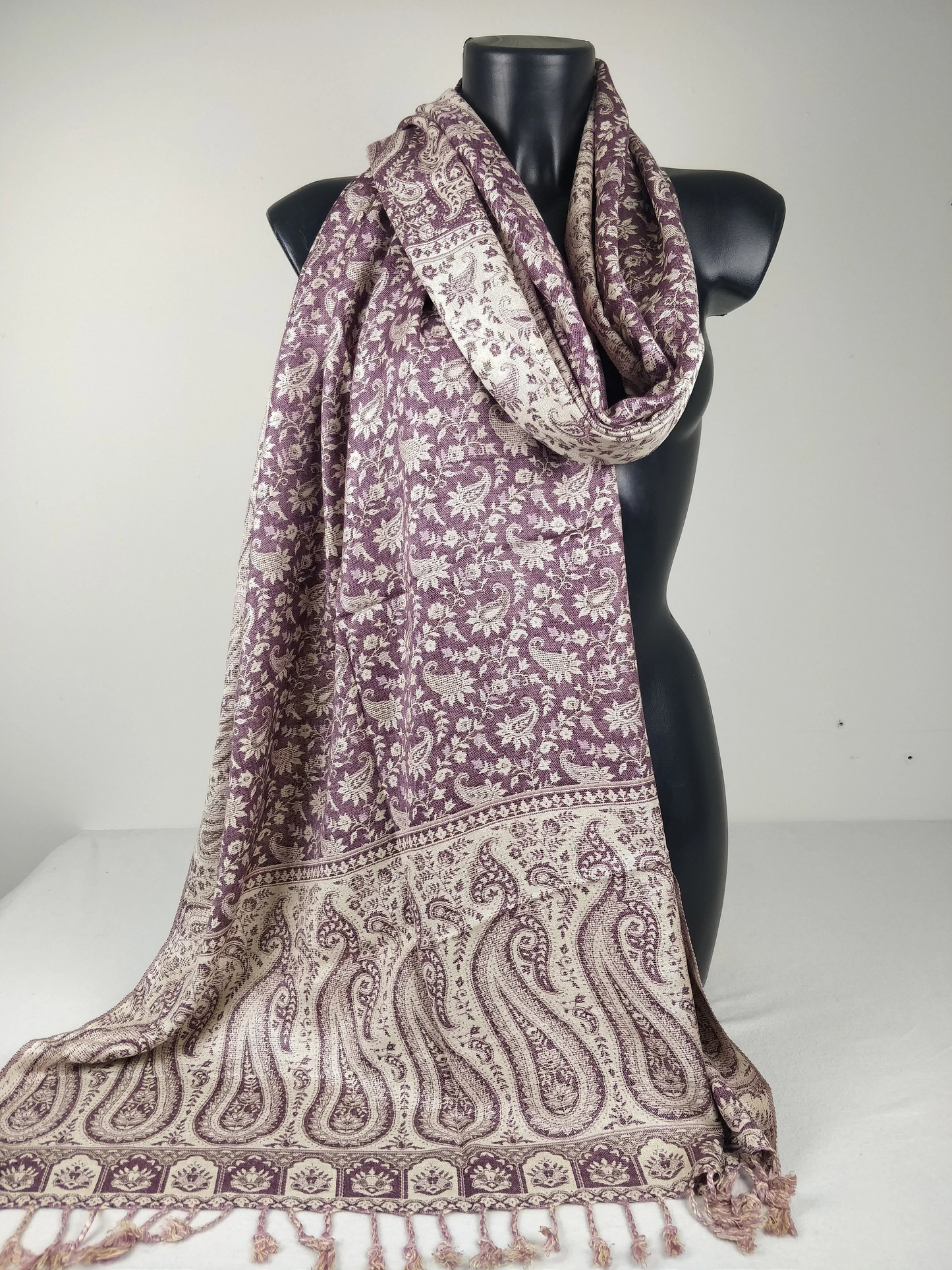 Pashmina réversible Sankya en viscose. Echarpe motif paisley violet.