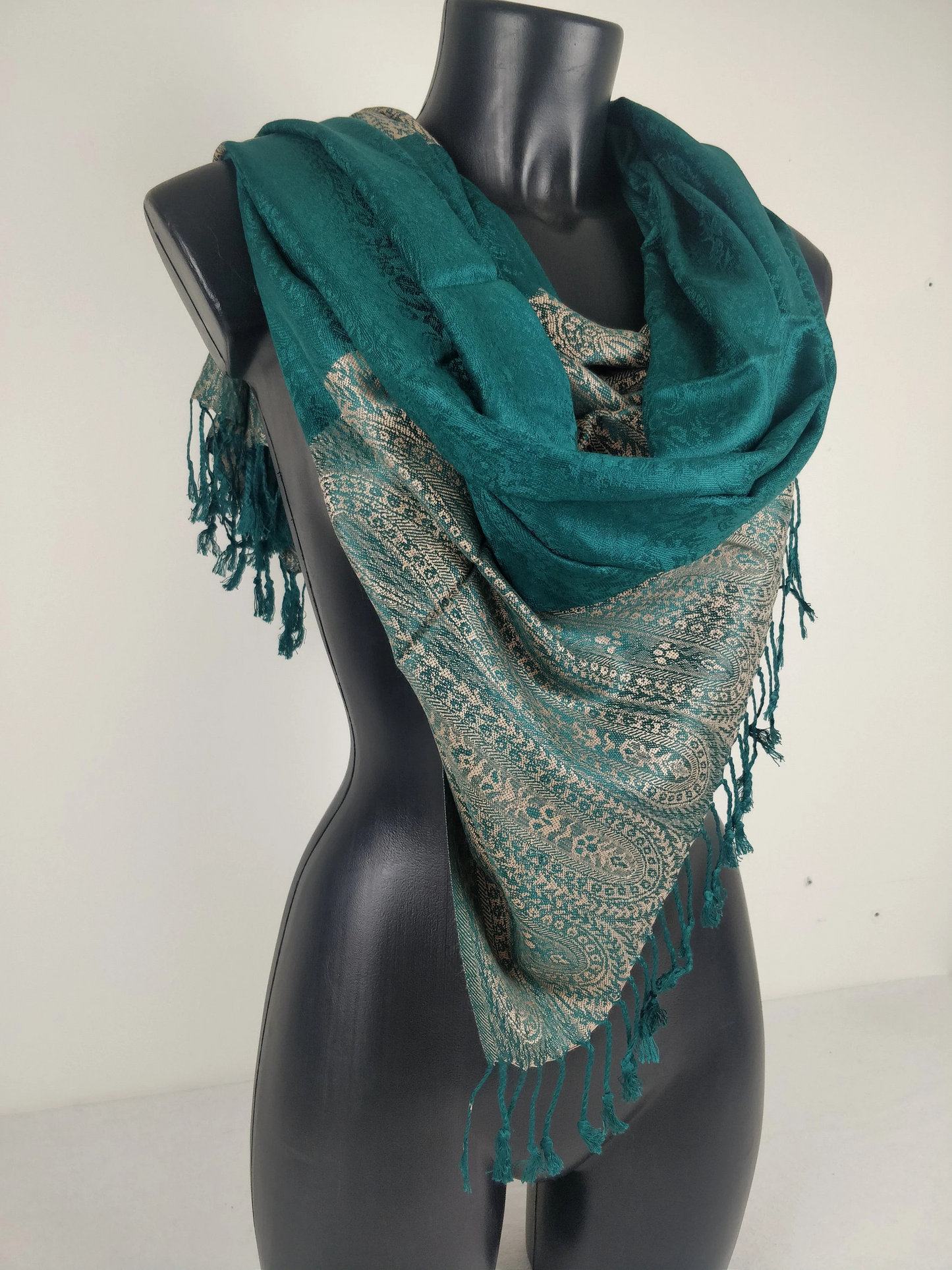 Zweifarbiger Vaisana-Pashmina aus Viskose. Braunes Paisley-Muster.