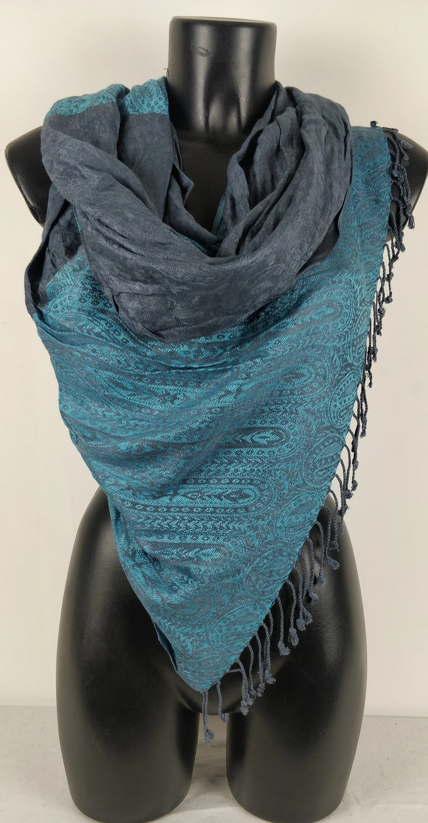 Zweifarbiger Vaisana-Pashmina aus Viskose. Braunes Paisley-Muster.