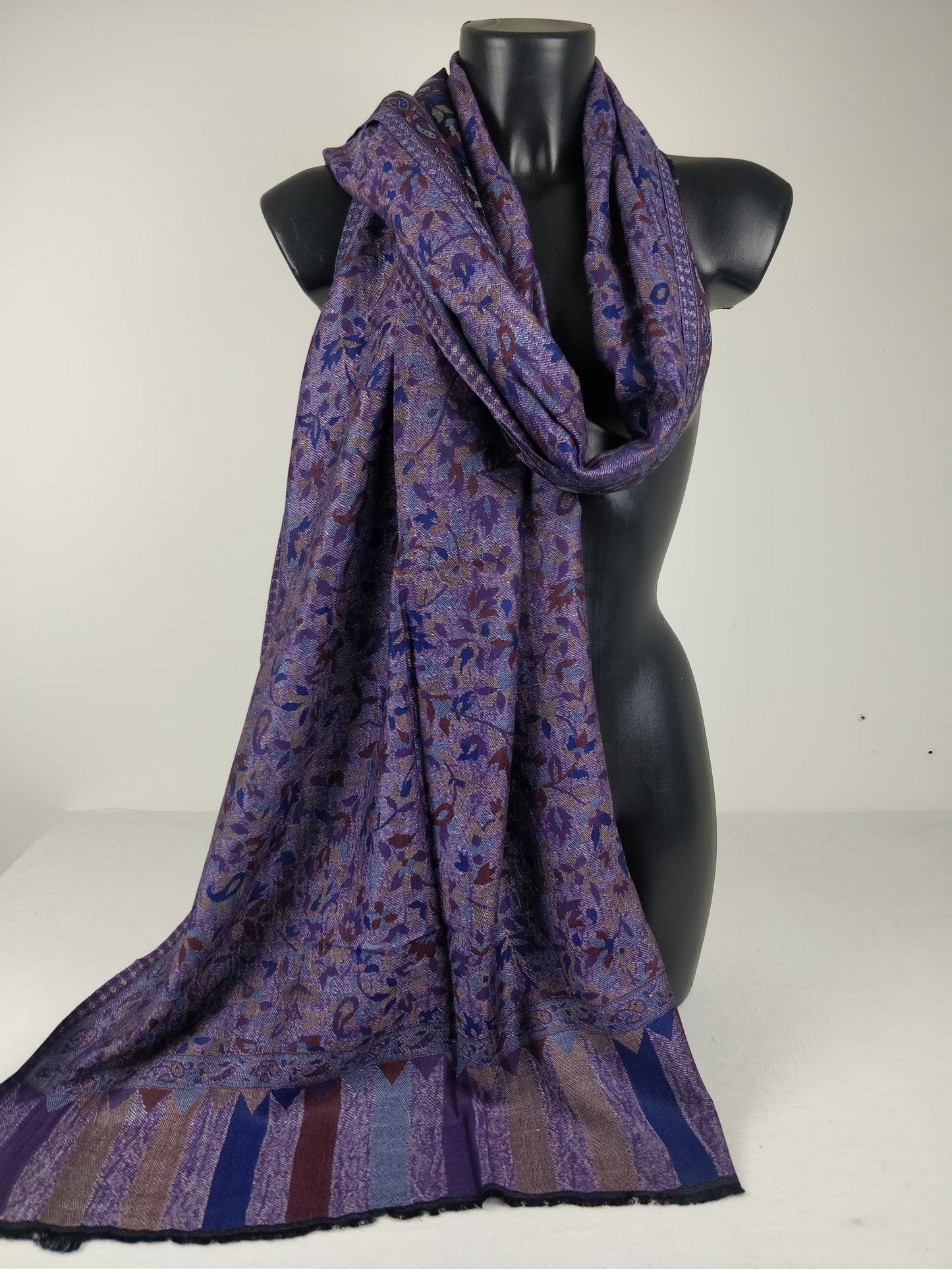 Pashmina Anjana réversible en modal. Echarpe motif paisley fleuri noir et bleu.