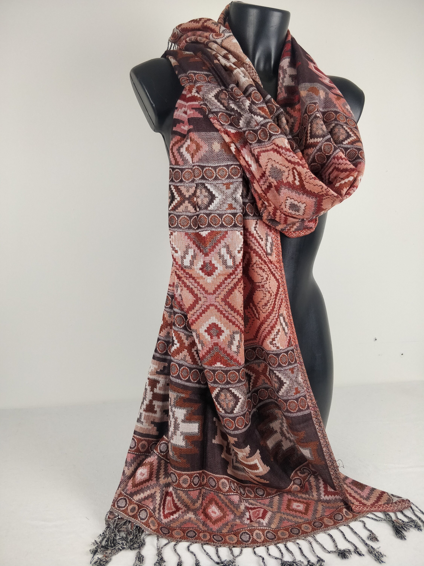 Pashmina Jyoti en viscose multicolore réversible. Echarpe motif inca, saumon et marron.