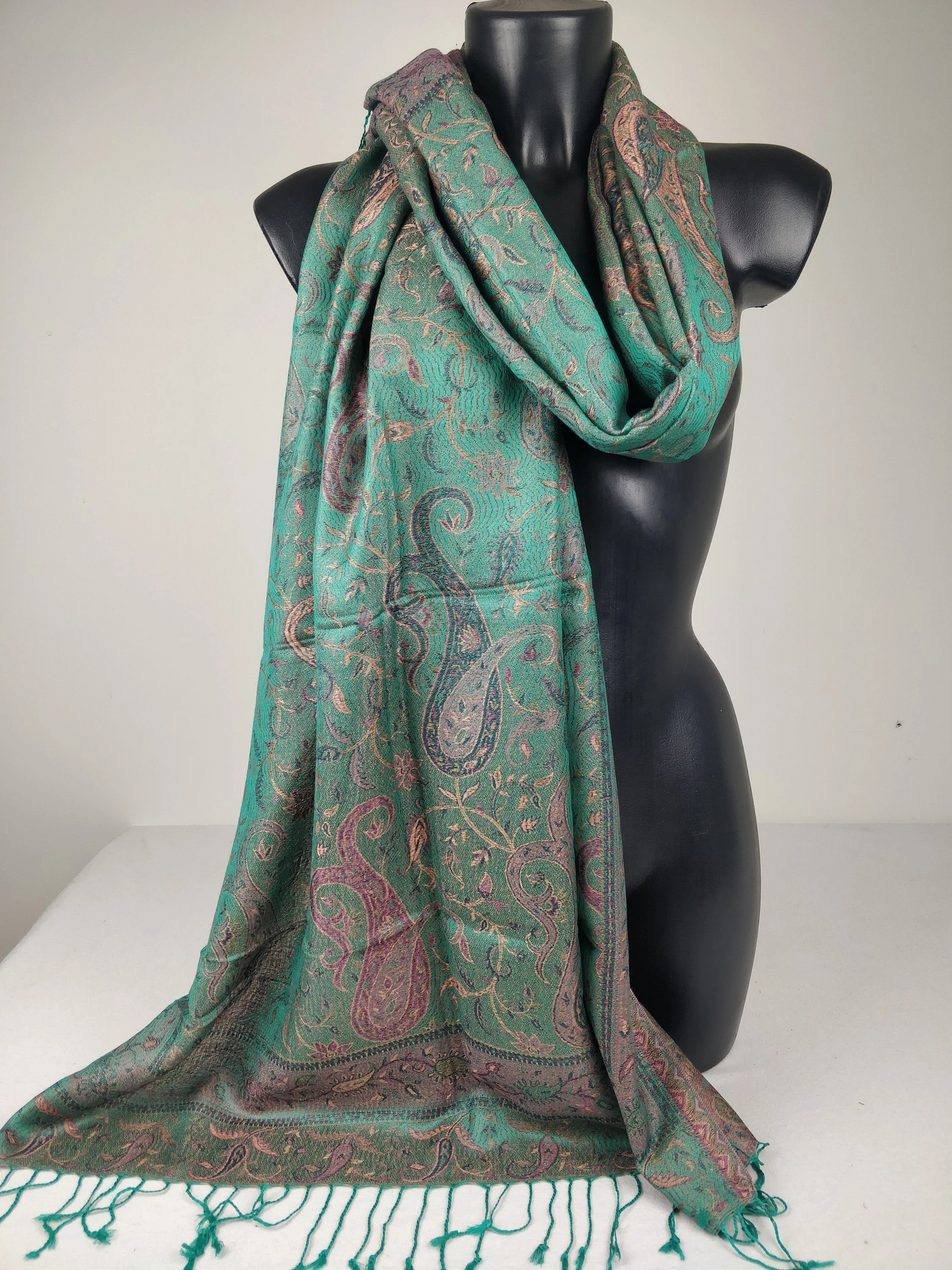 Pashmina Mangal réversible en modal / soie. Echarpe aux motifs paisley vert.