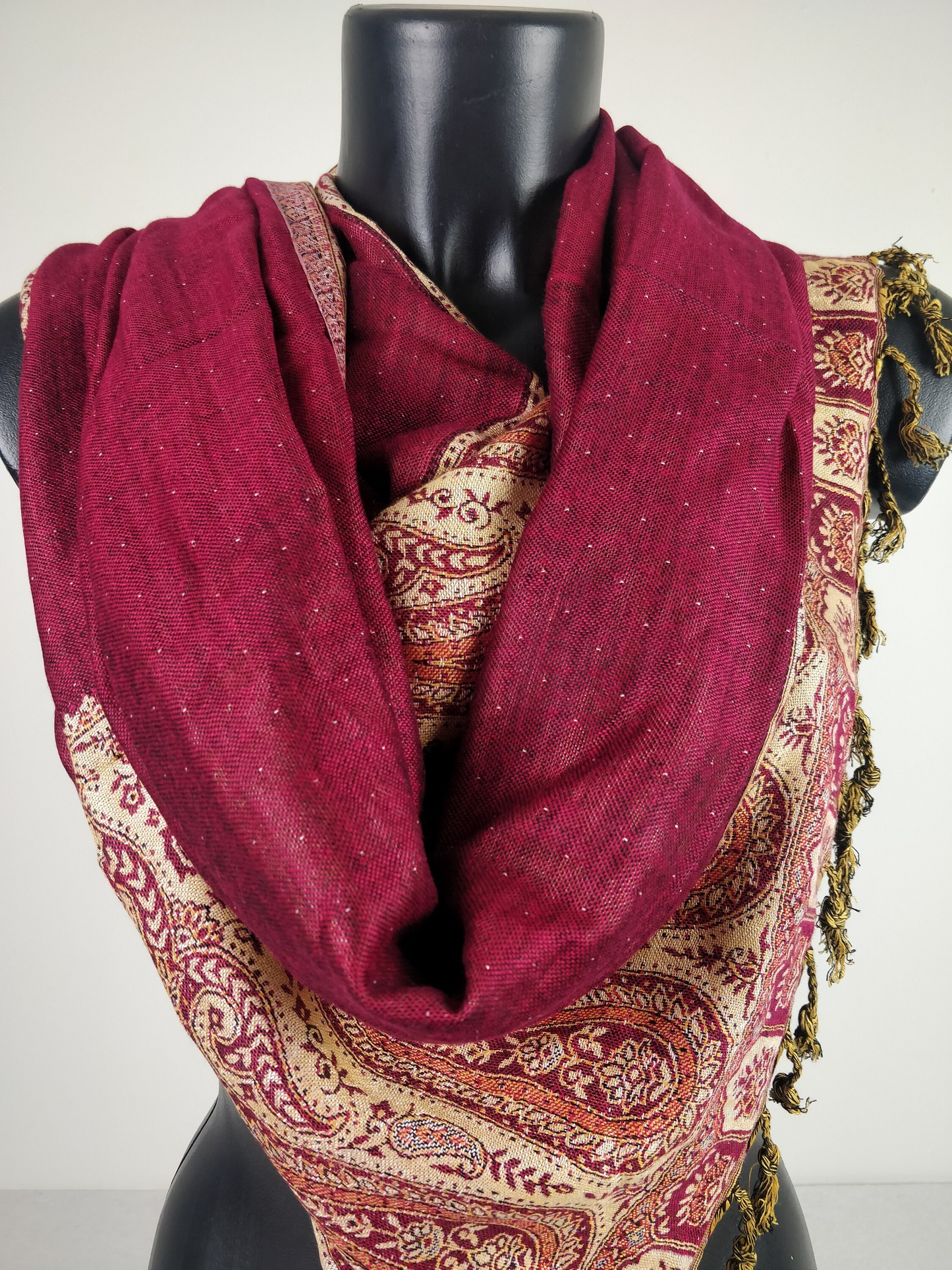 Wende-Pashmina von Helak aus Viskose. Fuchsia- und cremefarbene Paisley-Muster.