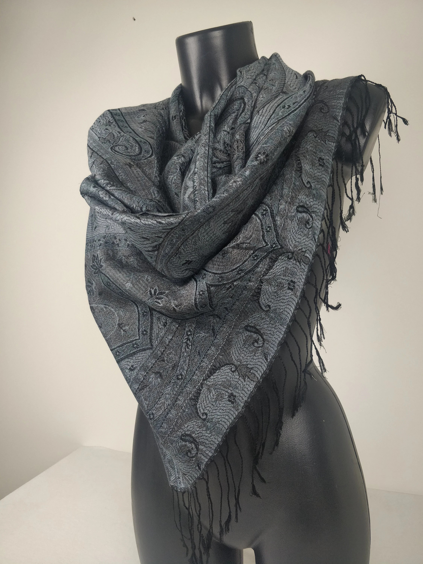 Wende-Mangal-Pashmina aus Modal/Seide. Schwarzes Paisley-Muster.