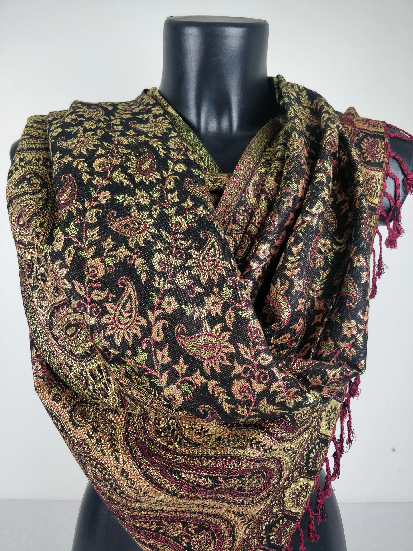 Sankya Wende-Pashmina aus Viskose. Schwarzer, grüner und roter Schal mit Paisleymuster.