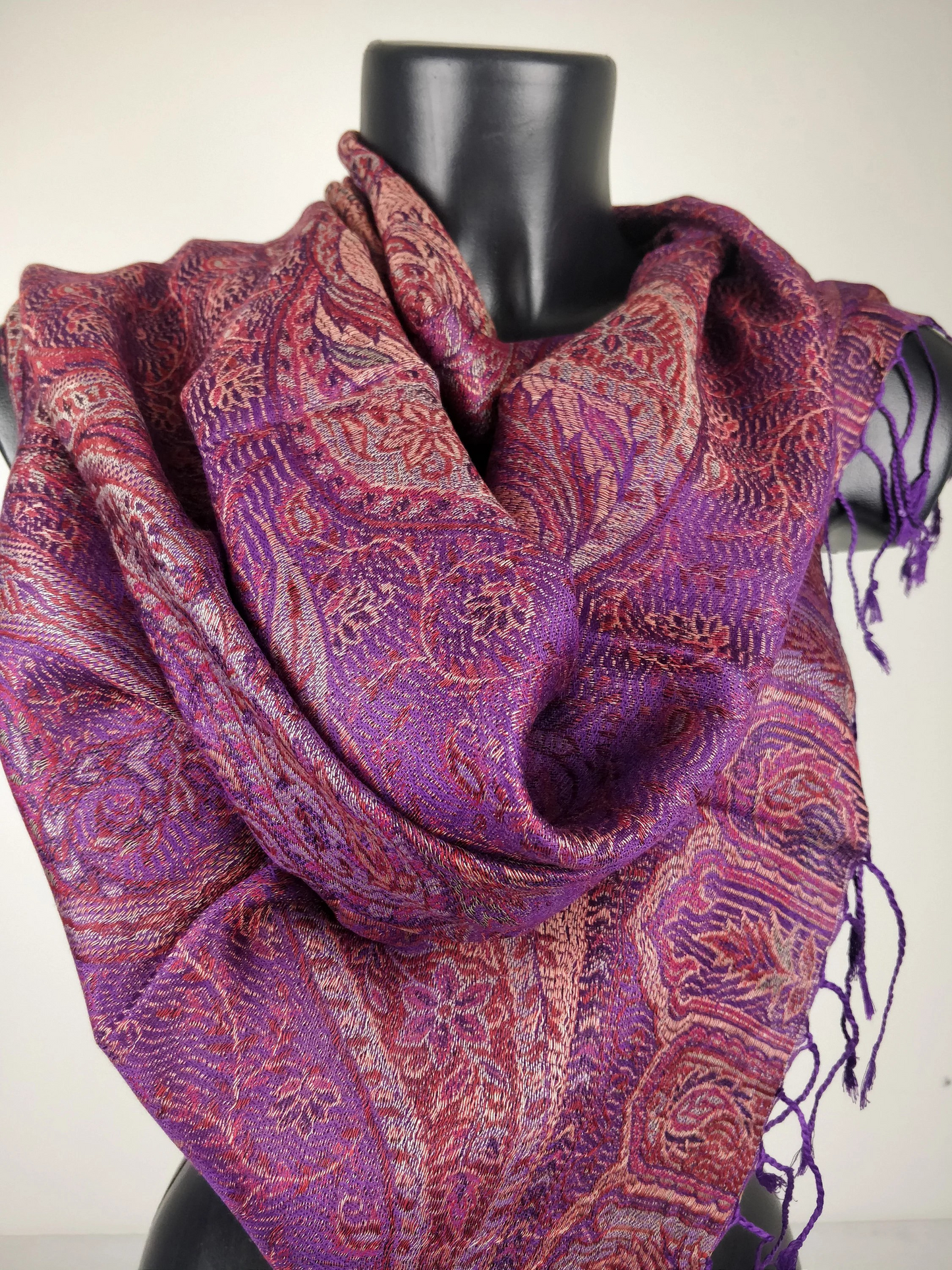 Pashmina Mangal réversible en modal / soie. Echarpe aux motifs paisley violet.