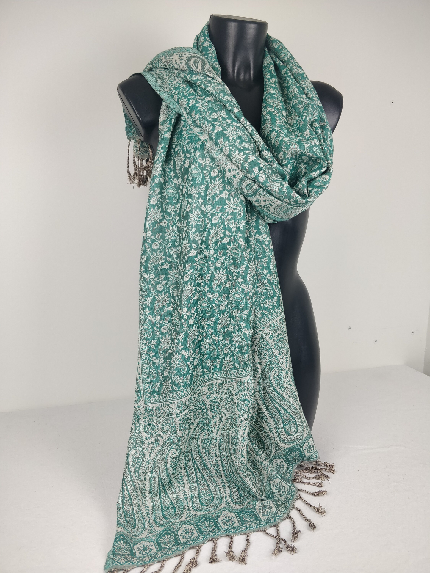 Sankya Wende-Pashmina aus Viskose. Grün-weißer Schal mit Paisley-Muster.