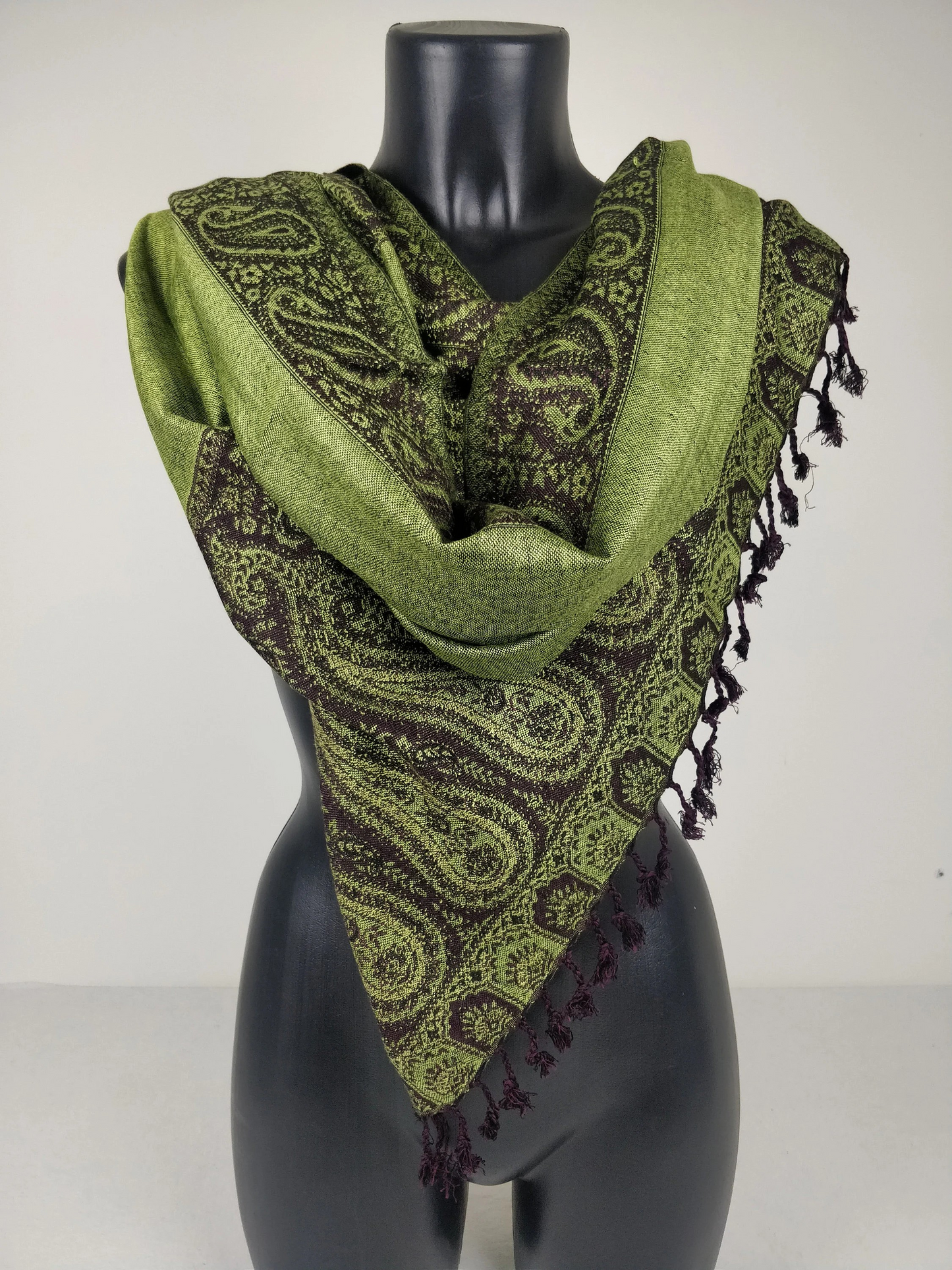 Pashmina Helak réversible en viscose. Echarpe motifs paisley marron et vert.