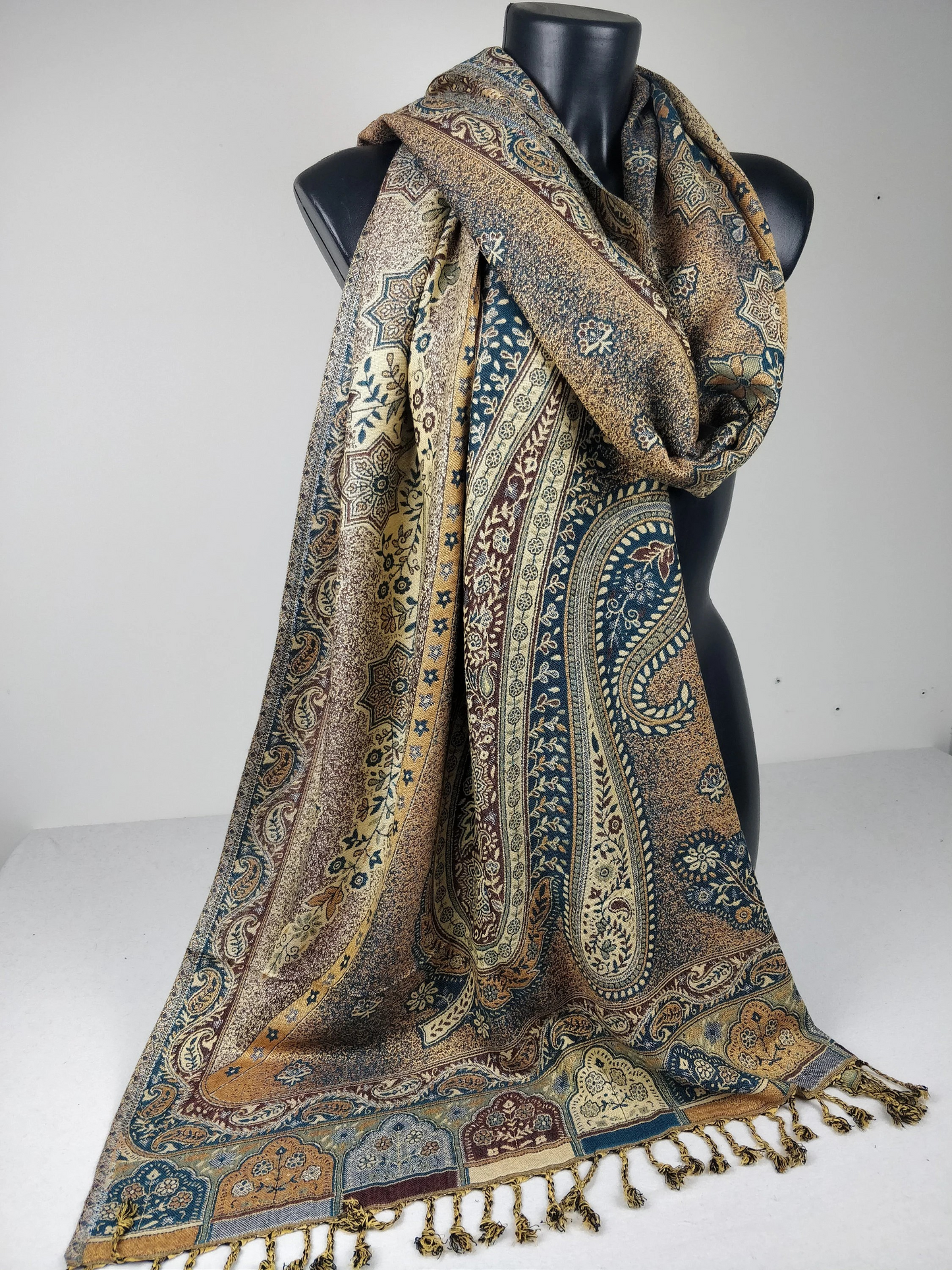 Pashmina vintage Hantra en viscose. Echarpe réversible aux motifs ethnique marron, bleu et crème.