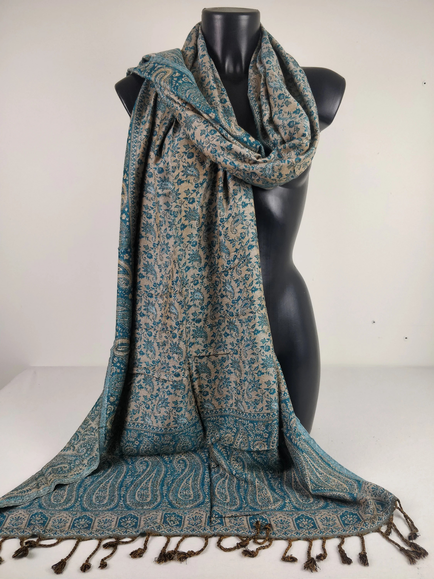 Pashmina Sankya réversible bleu et crème. Motifs paisley.