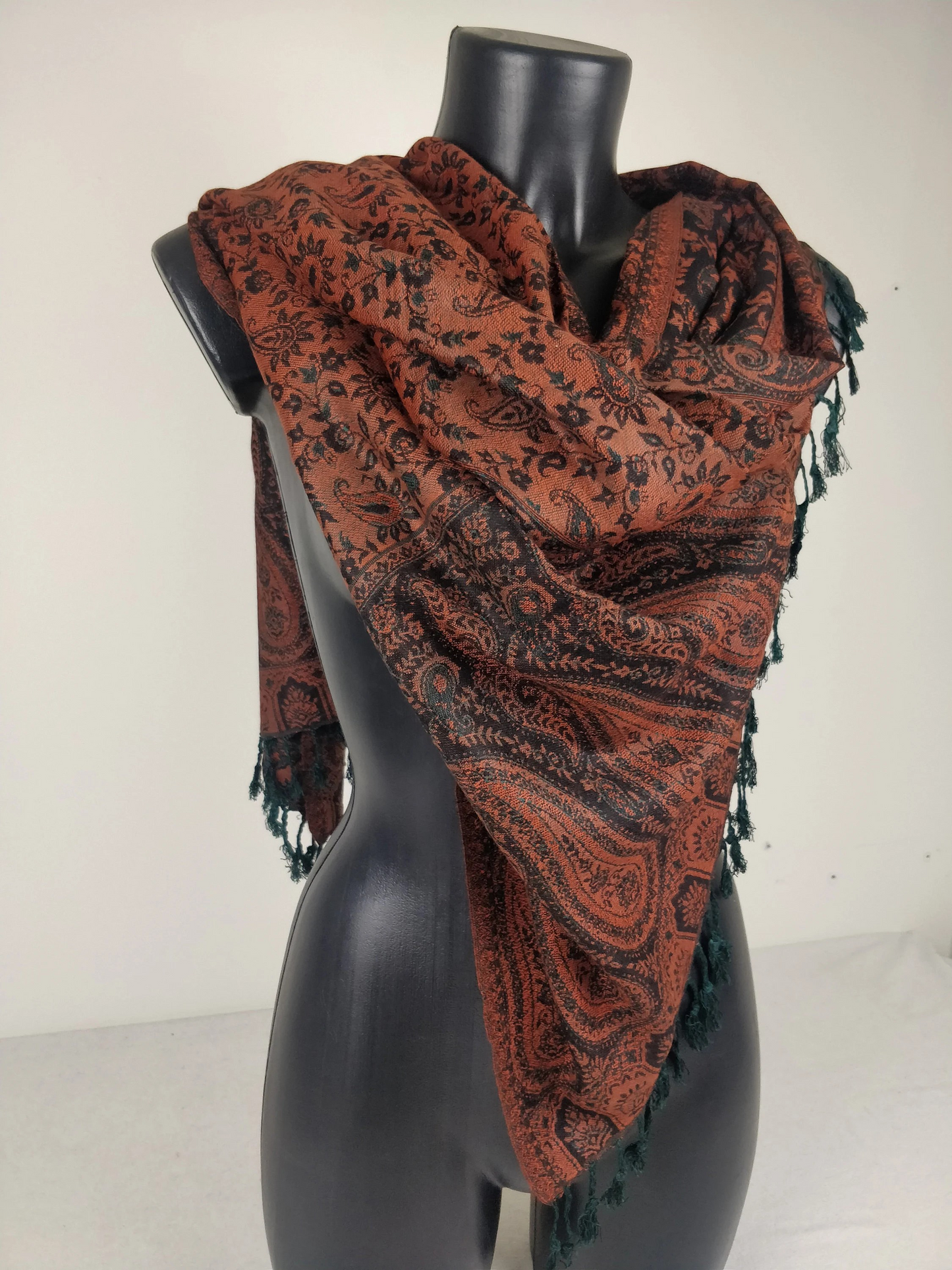 Pashmina réversible Sankya en viscose. Echarpe motif paisley marron, noir et vert.