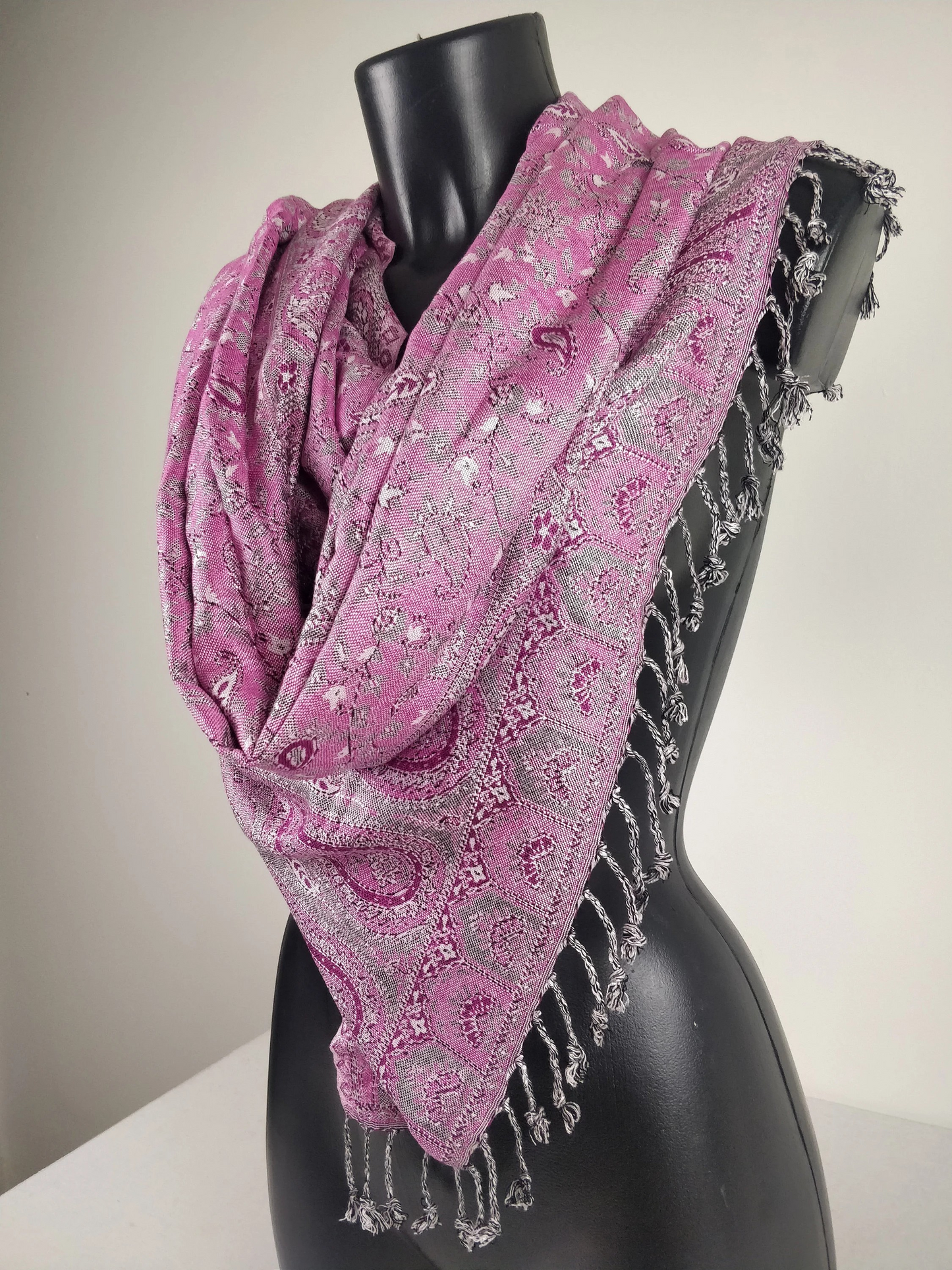 Pashmina Kheril réversible en viscose. Echarpe motifs paisley rose.