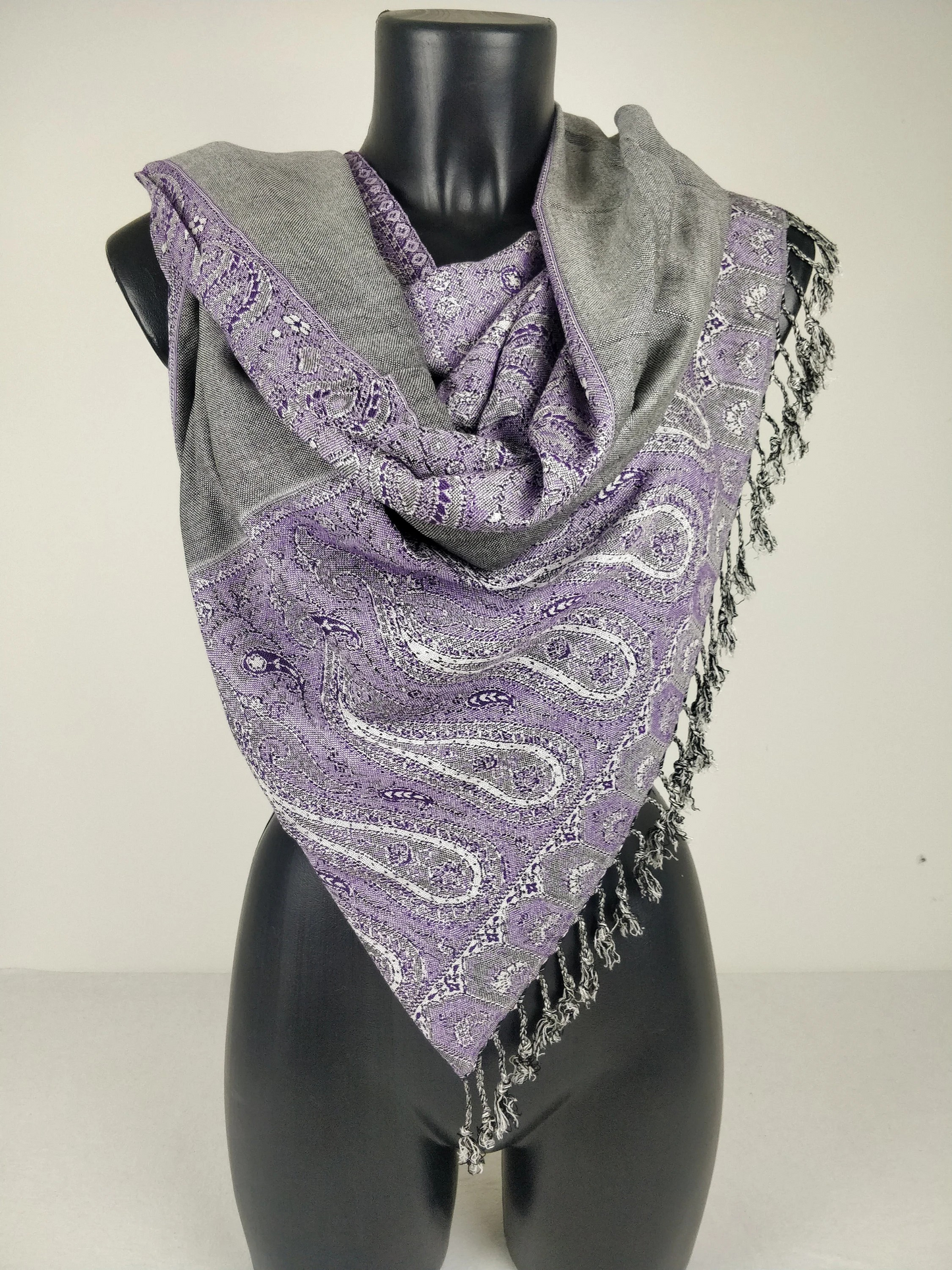 Pashmina Helak réversible en viscose. Echarpe motifs paisley violet et gris.