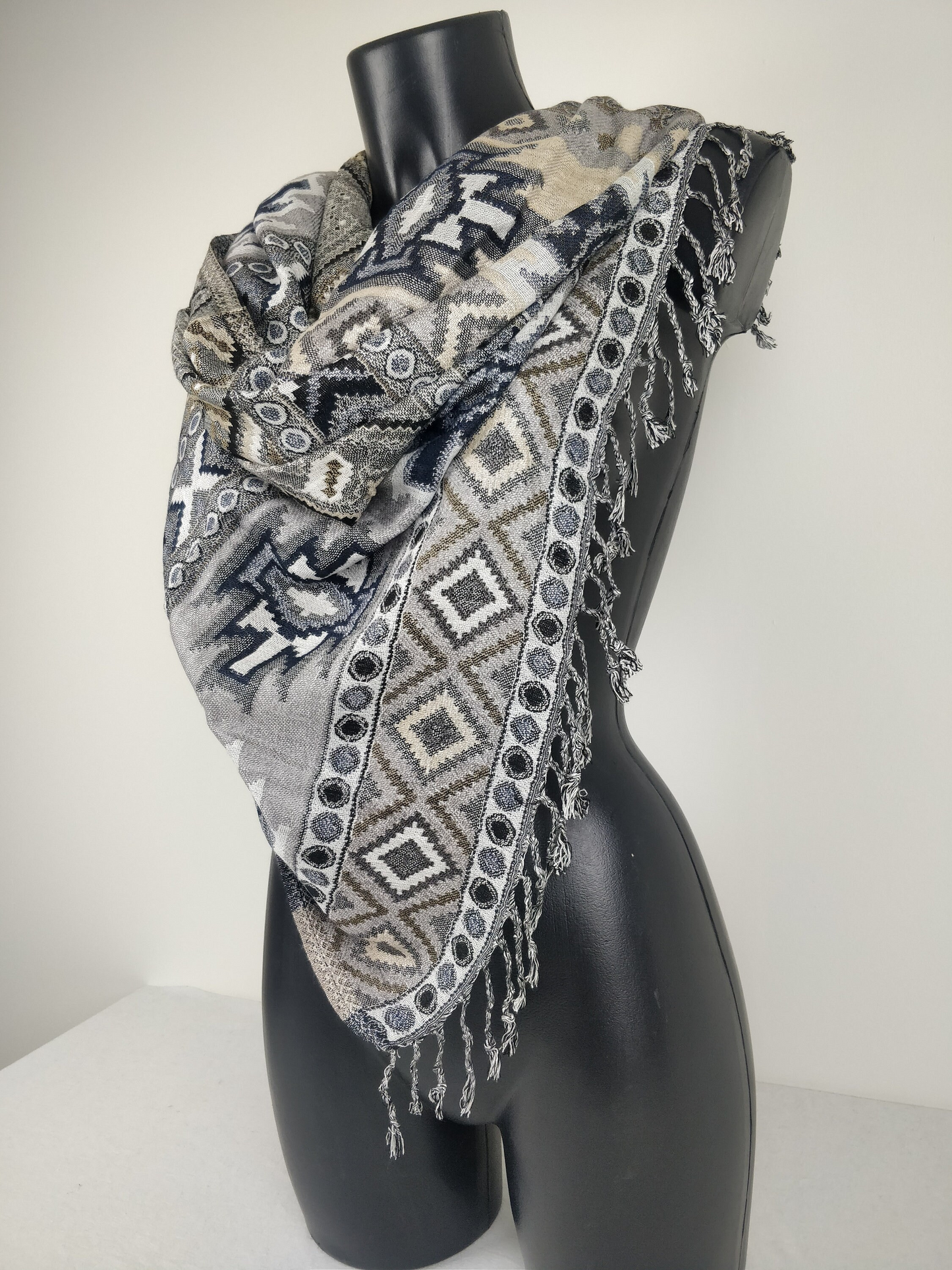 Pashmina Jyoti aus mehrfarbiger und reversibler Viskose. Inka-Muster, Blau- und Grautöne.