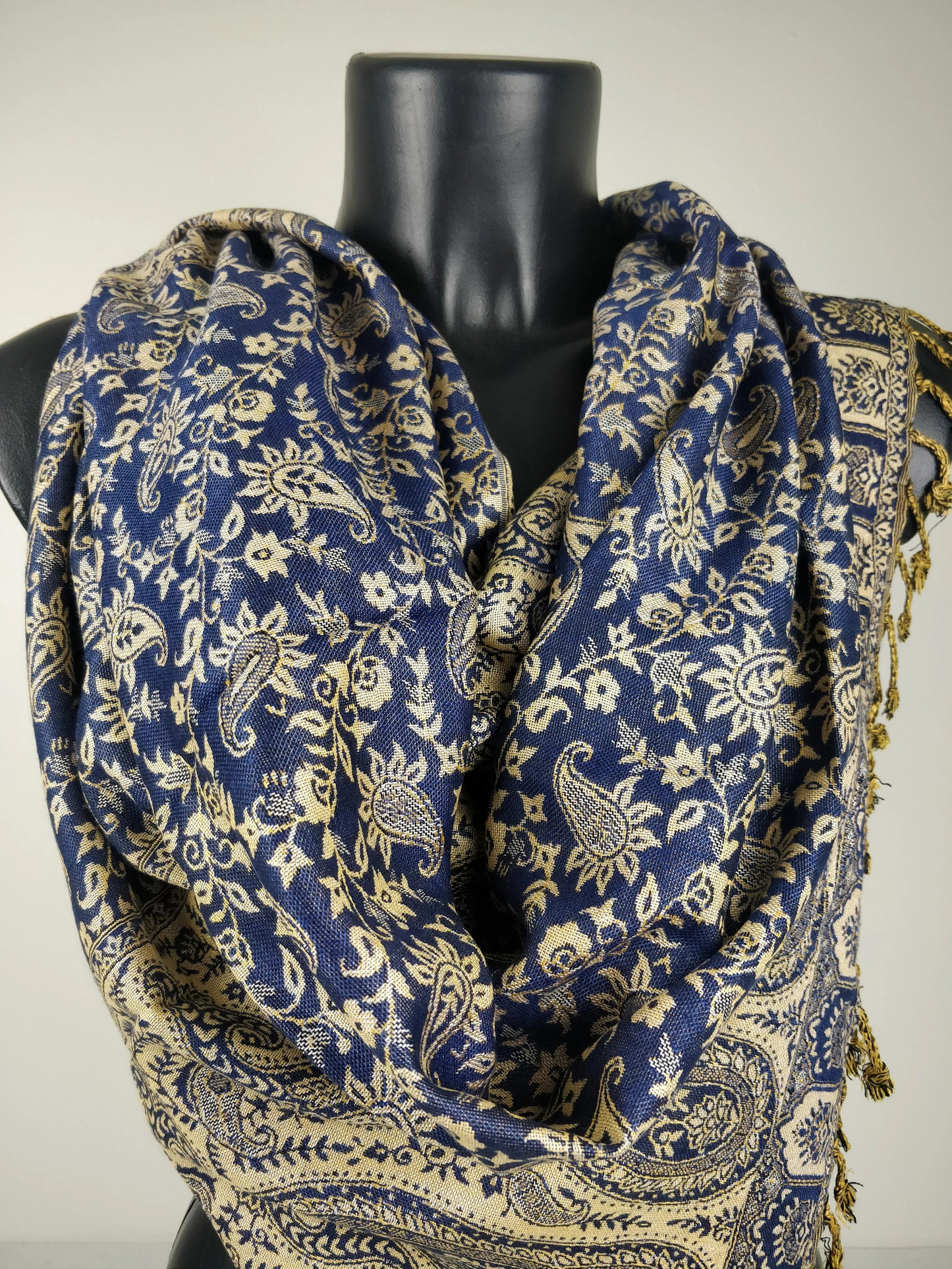 Pashmina réversible Sankya en viscose. Echarpe motif paisley bleu.