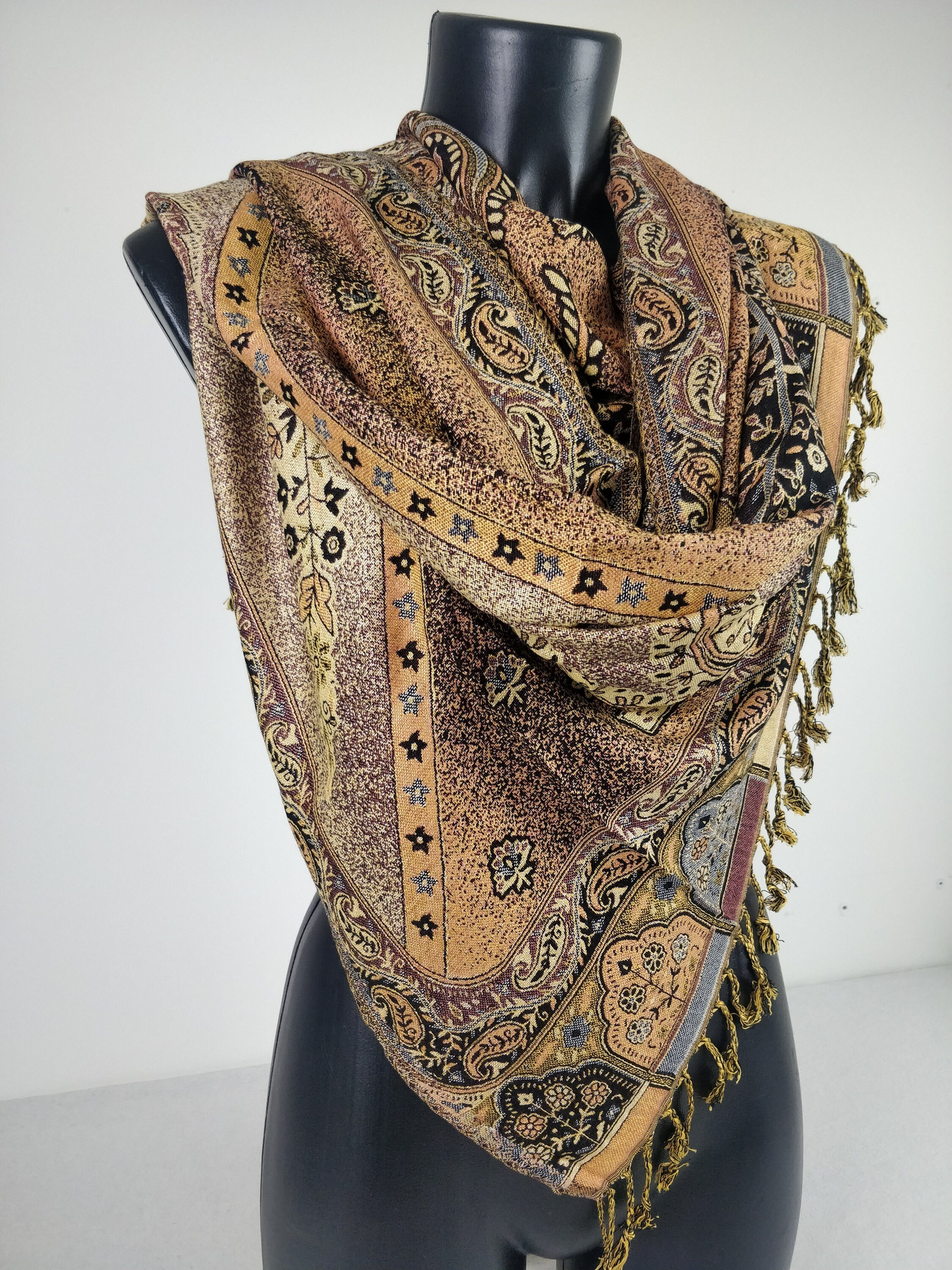 Pashmina vintage Hantra en viscose. Echarpe réversible aux motifs paisley violet et noir.