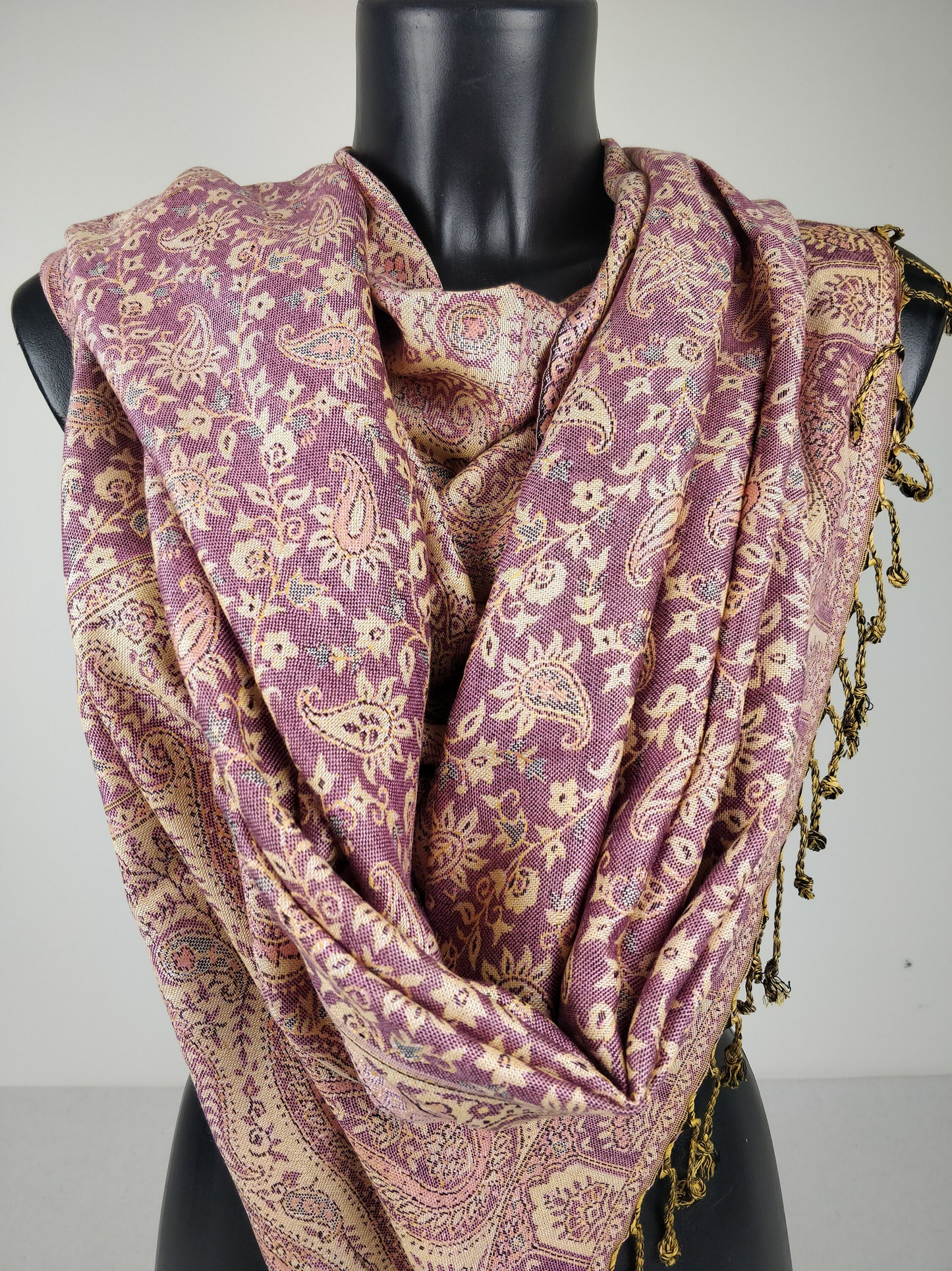 Pashmina réversible Sankya en viscose. Echarpe motif paisley violet.