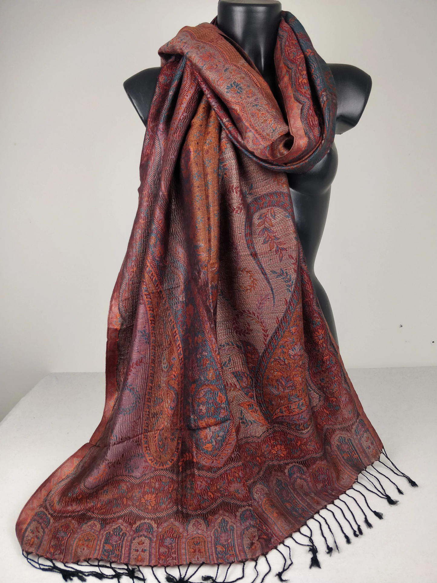 Wende-Mangal-Pashmina aus Modal/Seide. Braunes und blaues Paisley-Muster.