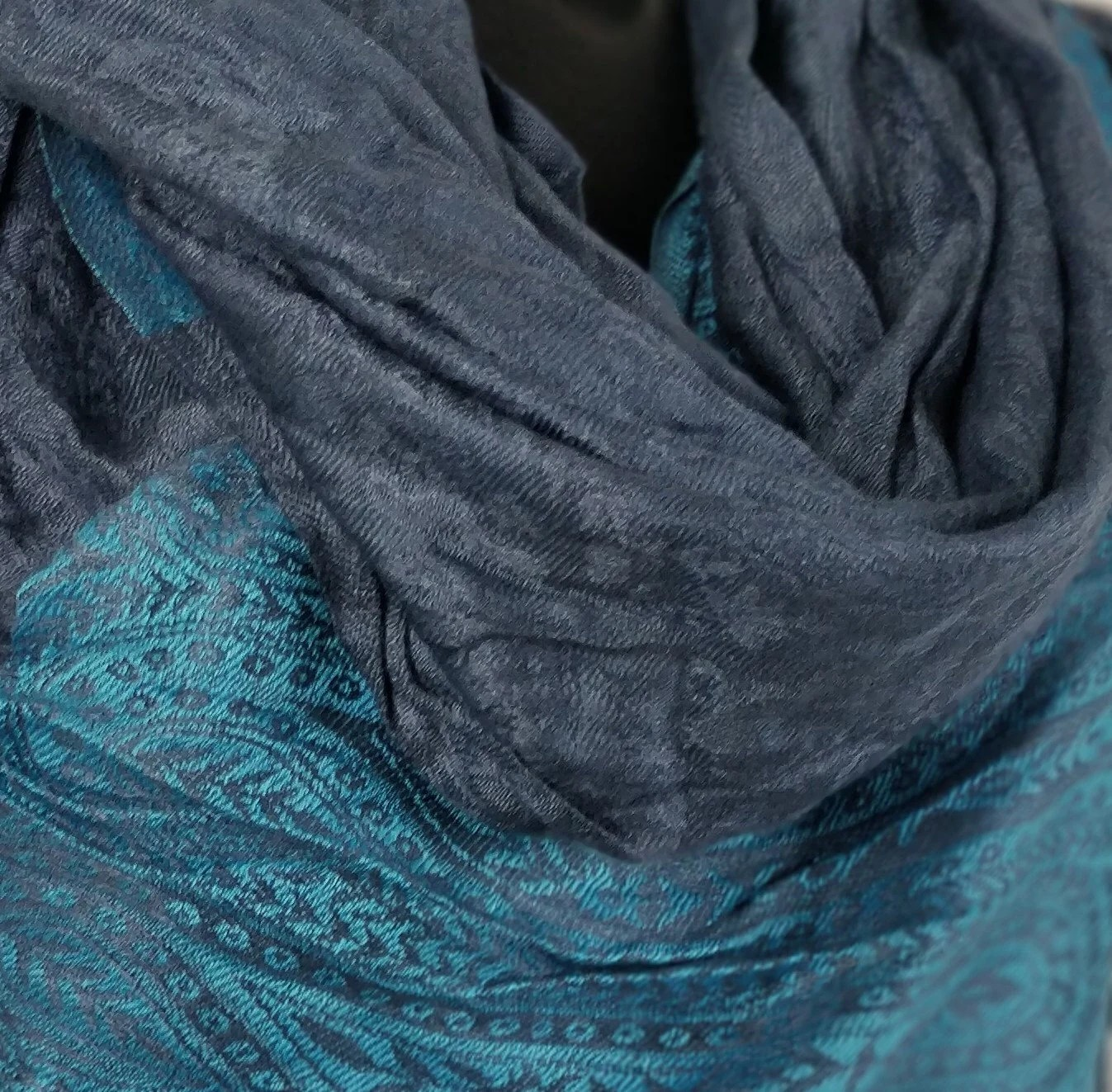 Zweifarbiger Vaisana-Pashmina aus Viskose. Braunes Paisley-Muster.