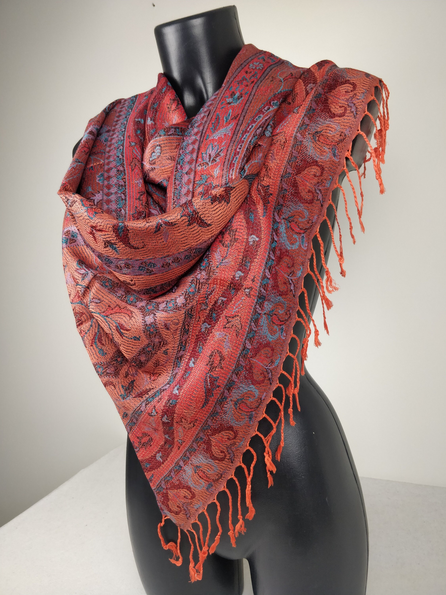 Wende-Mangal-Pashmina aus Modal/Seide. Orange-rotes Paisley-Muster.