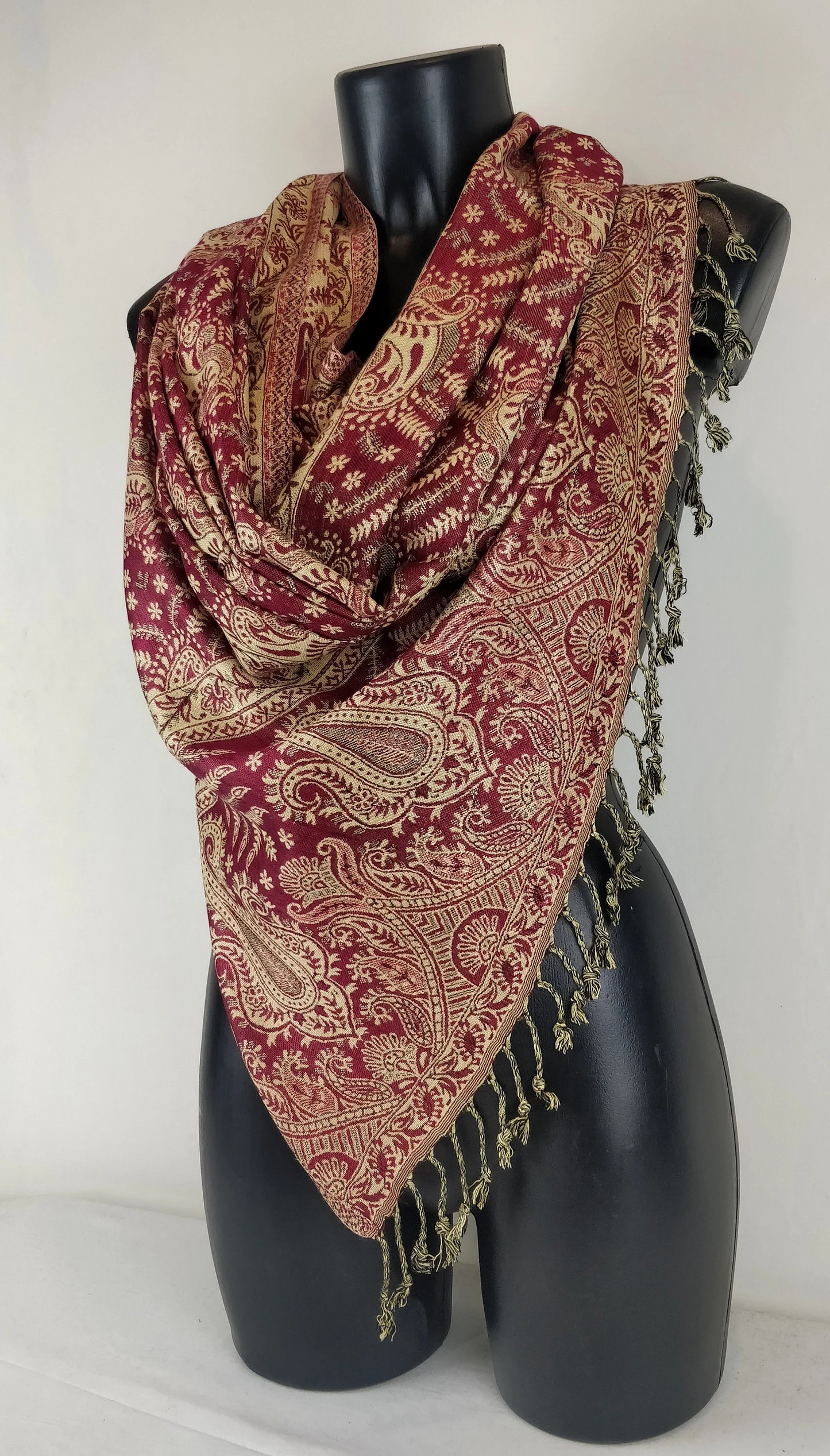 Pashmina Asoha réversible en viscose. Echarpe aux motifs paisley fuchsia.