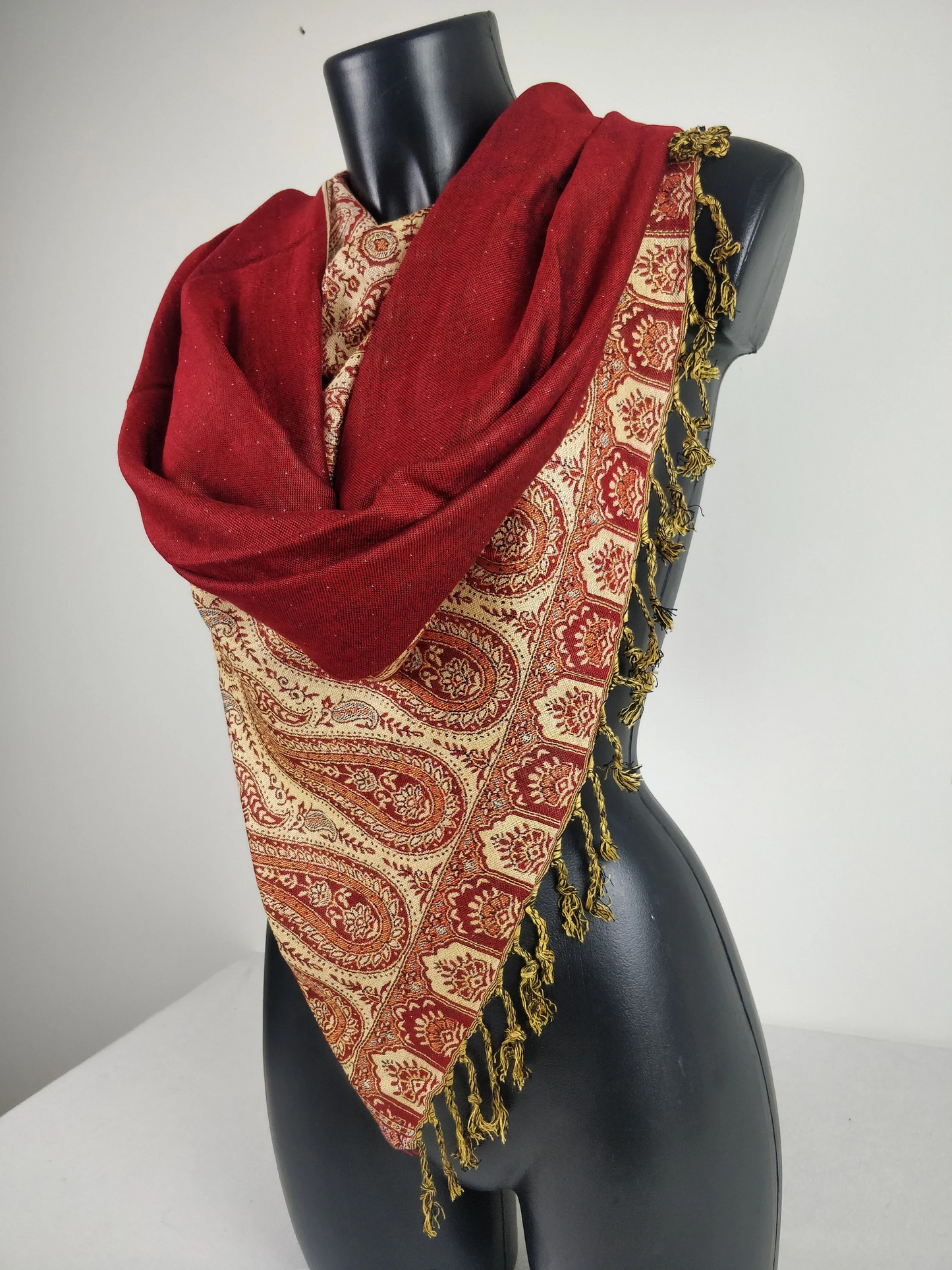 Pashmina Helak réversible en viscose. Echarpe motifs paisley rouge et crème.