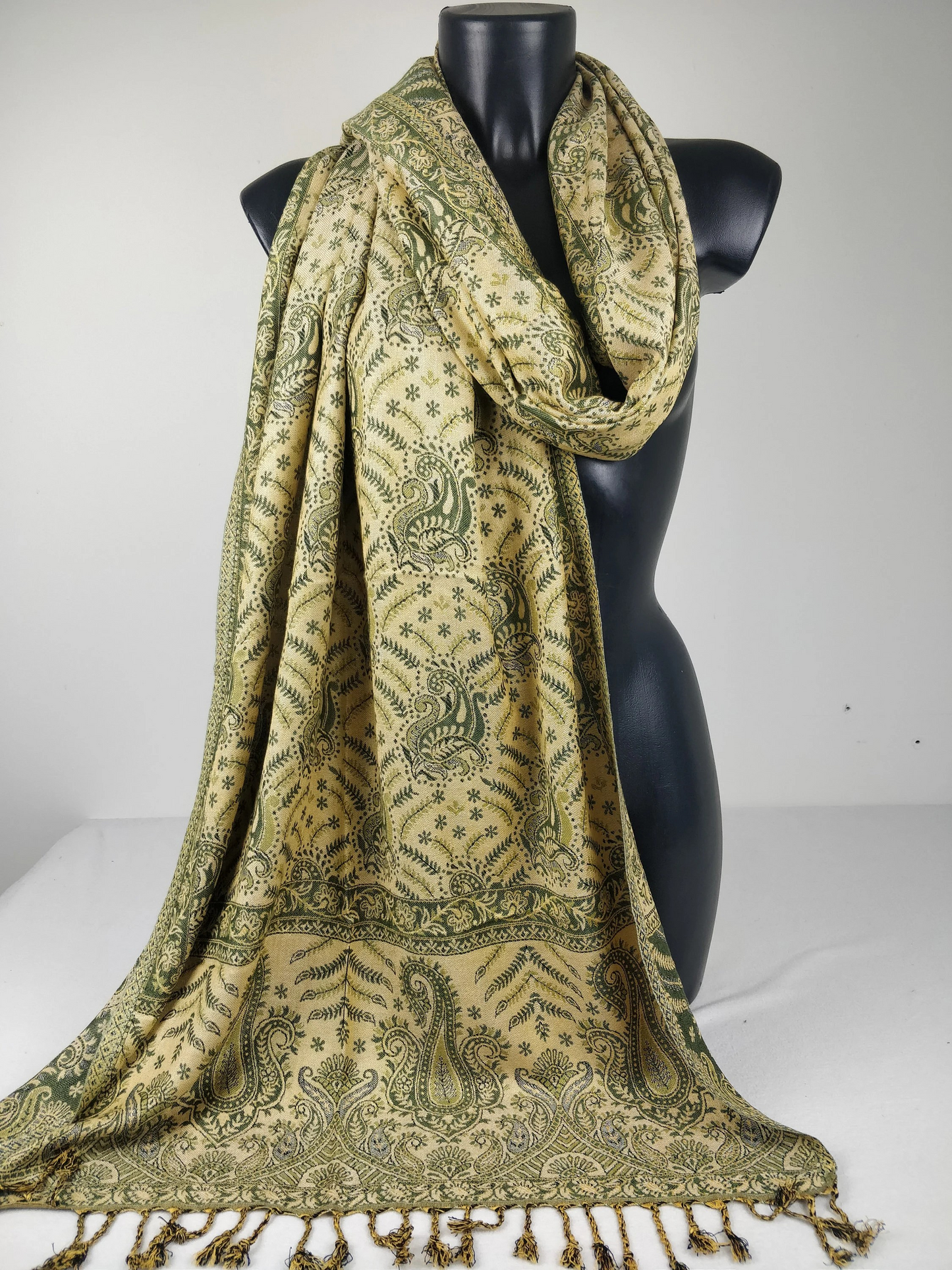 Pashmina Asoha réversible en viscose. Echarpe aux motifs paisley vert.