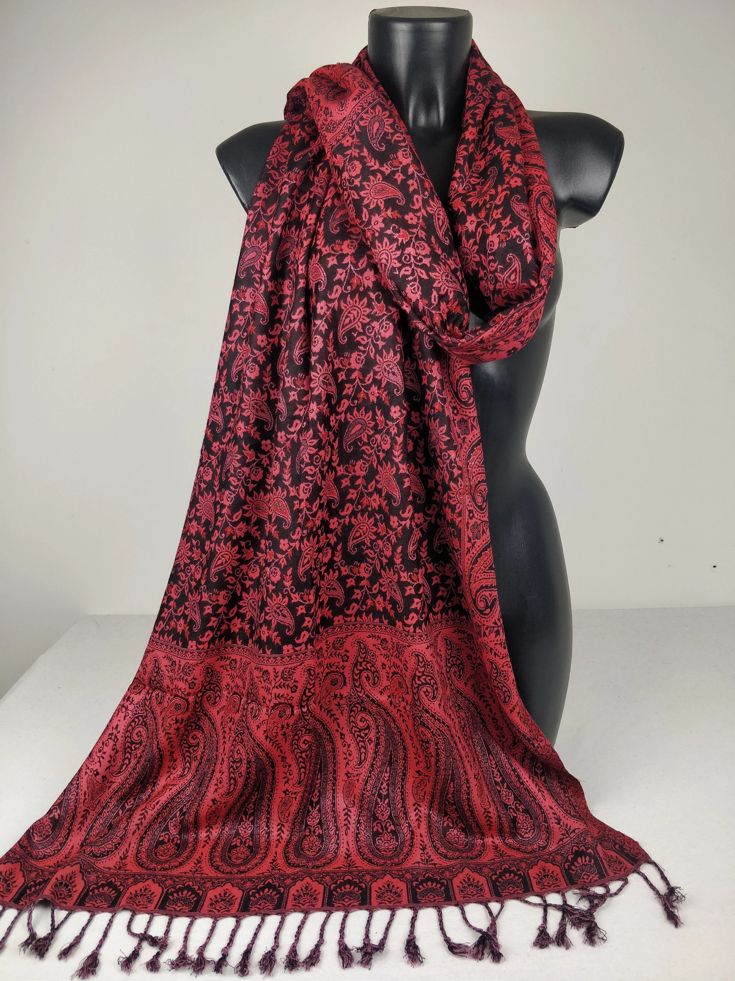 Sankya Wende-Pashmina aus Viskose. Schwarz-rosa Paisley-Muster.